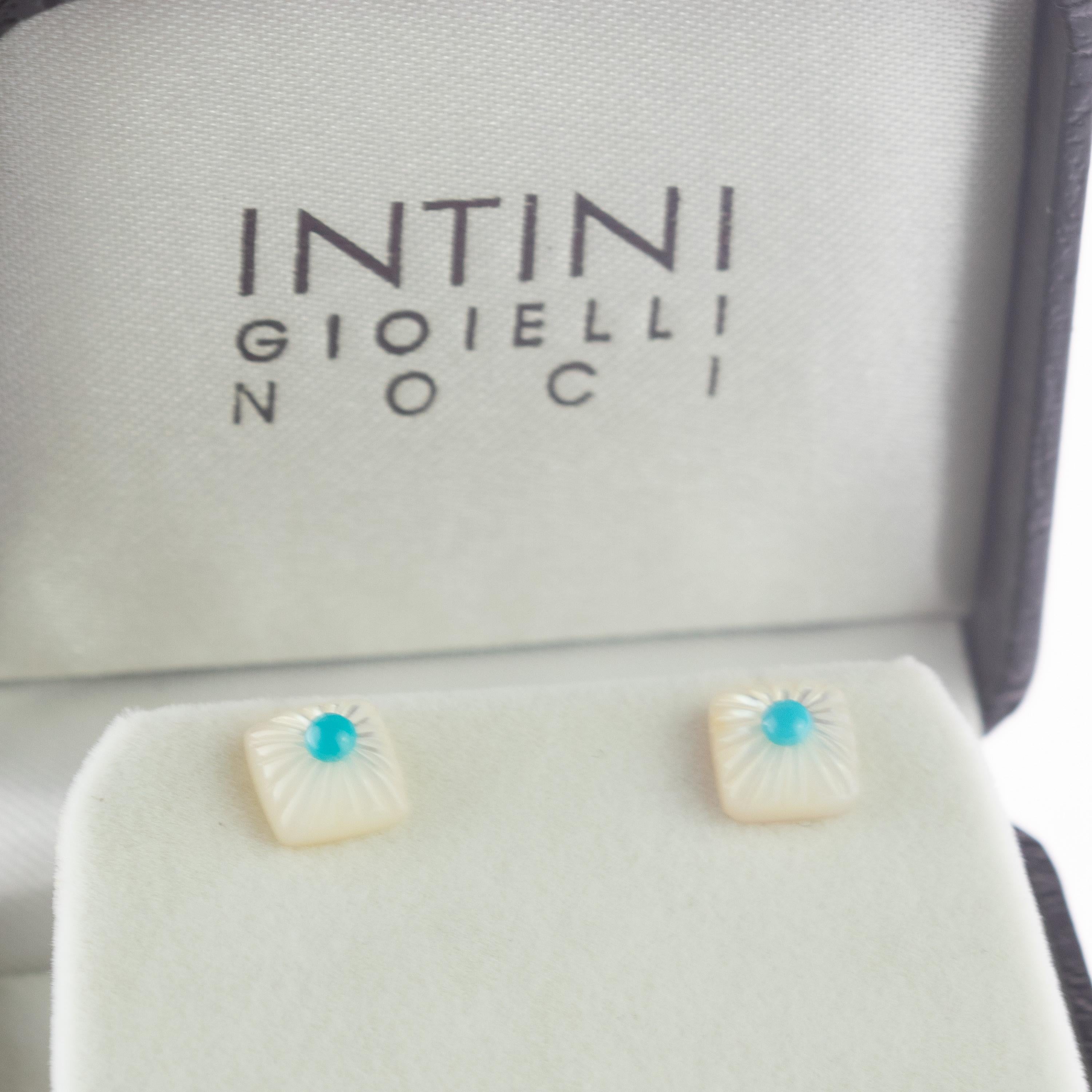 Artisan Clous d'oreilles en or 14 carats avec turquoise cabochon carré en nacre sculptée en vente