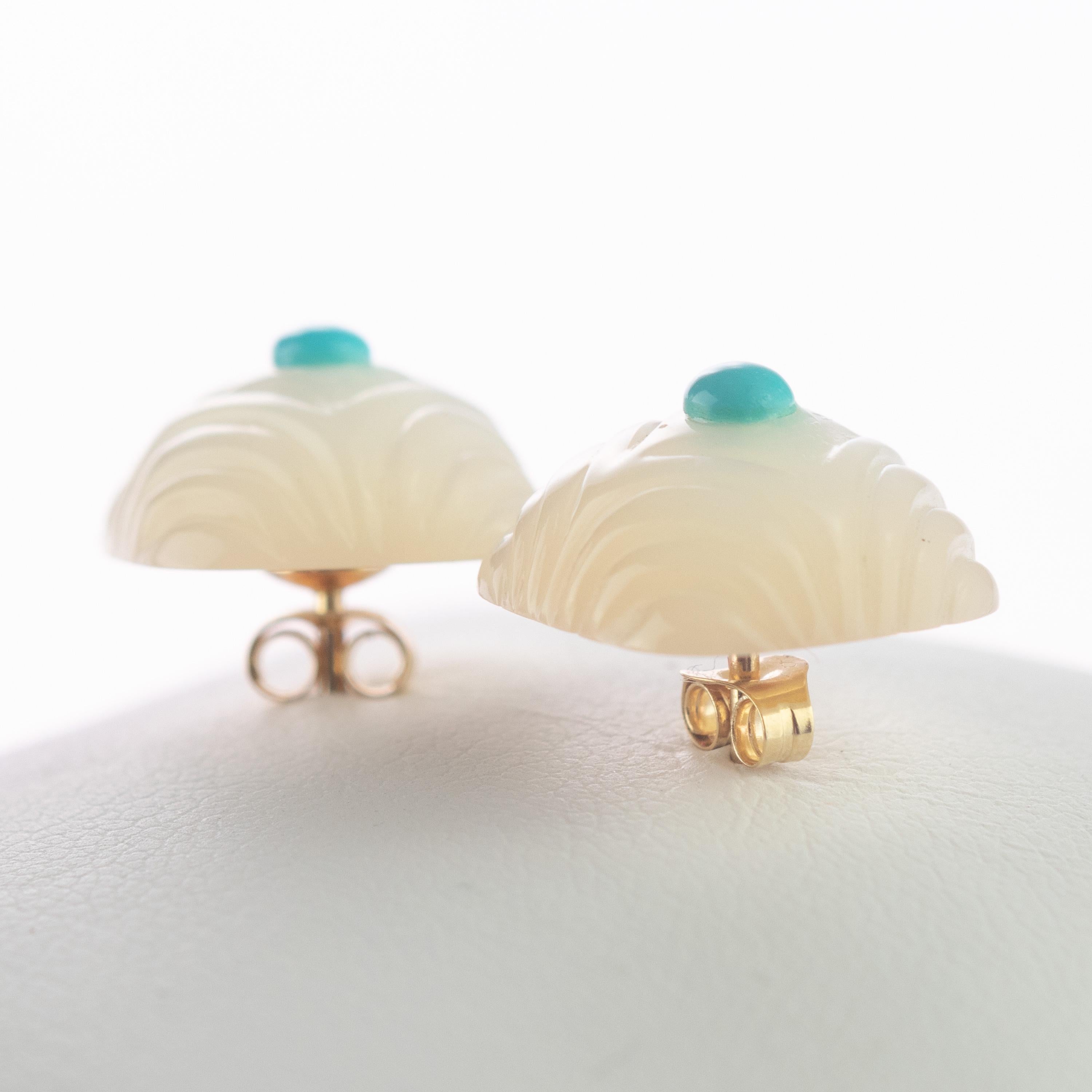 Geschnitzte Perlmutt quadratische Cabochon Türkis 14 Karat Gold Ohrstecker (Carréeschliff) im Angebot