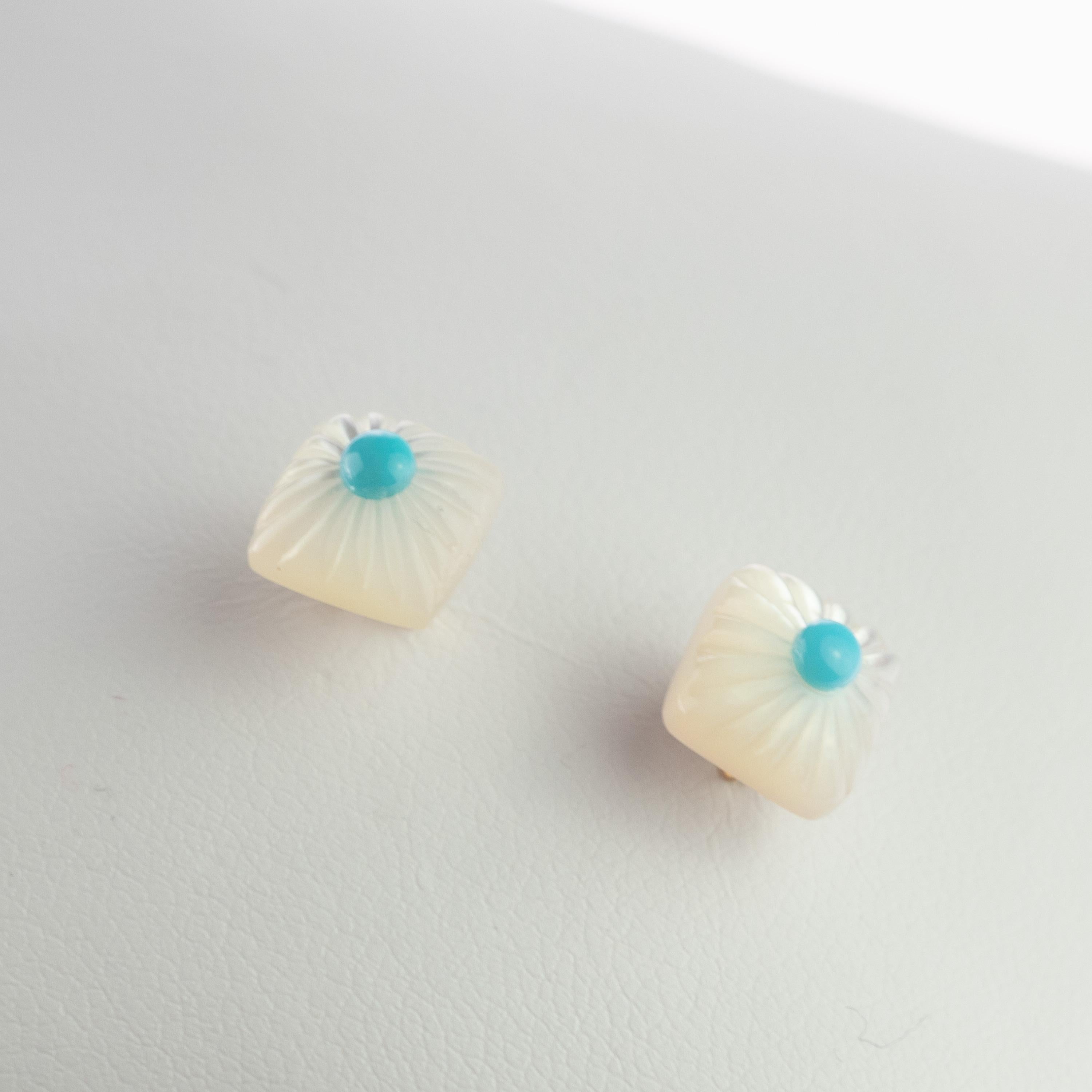 Taille carrée Clous d'oreilles en or 14 carats avec turquoise cabochon carré en nacre sculptée en vente