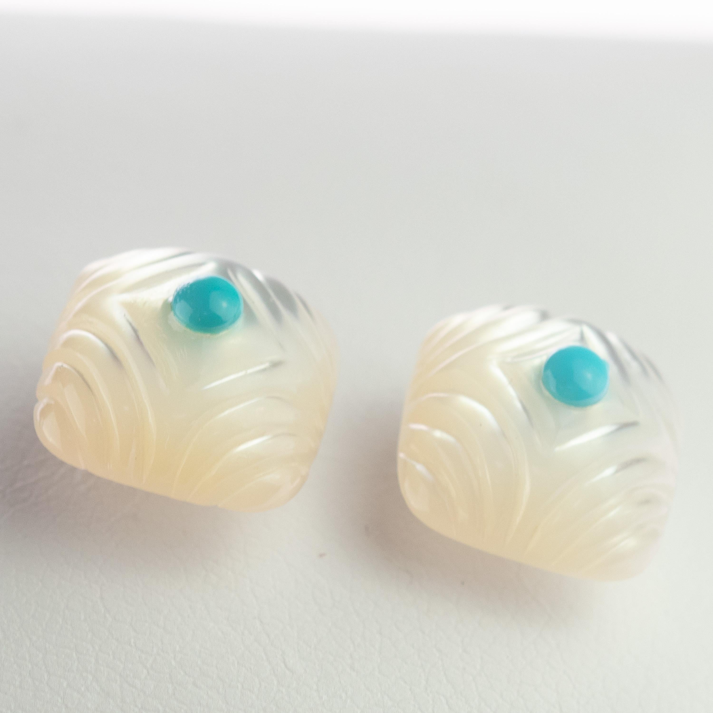 Geschnitzte Perlmutt quadratische Cabochon Türkis 14 Karat Gold Ohrstecker im Zustand „Neu“ im Angebot in Milano, IT