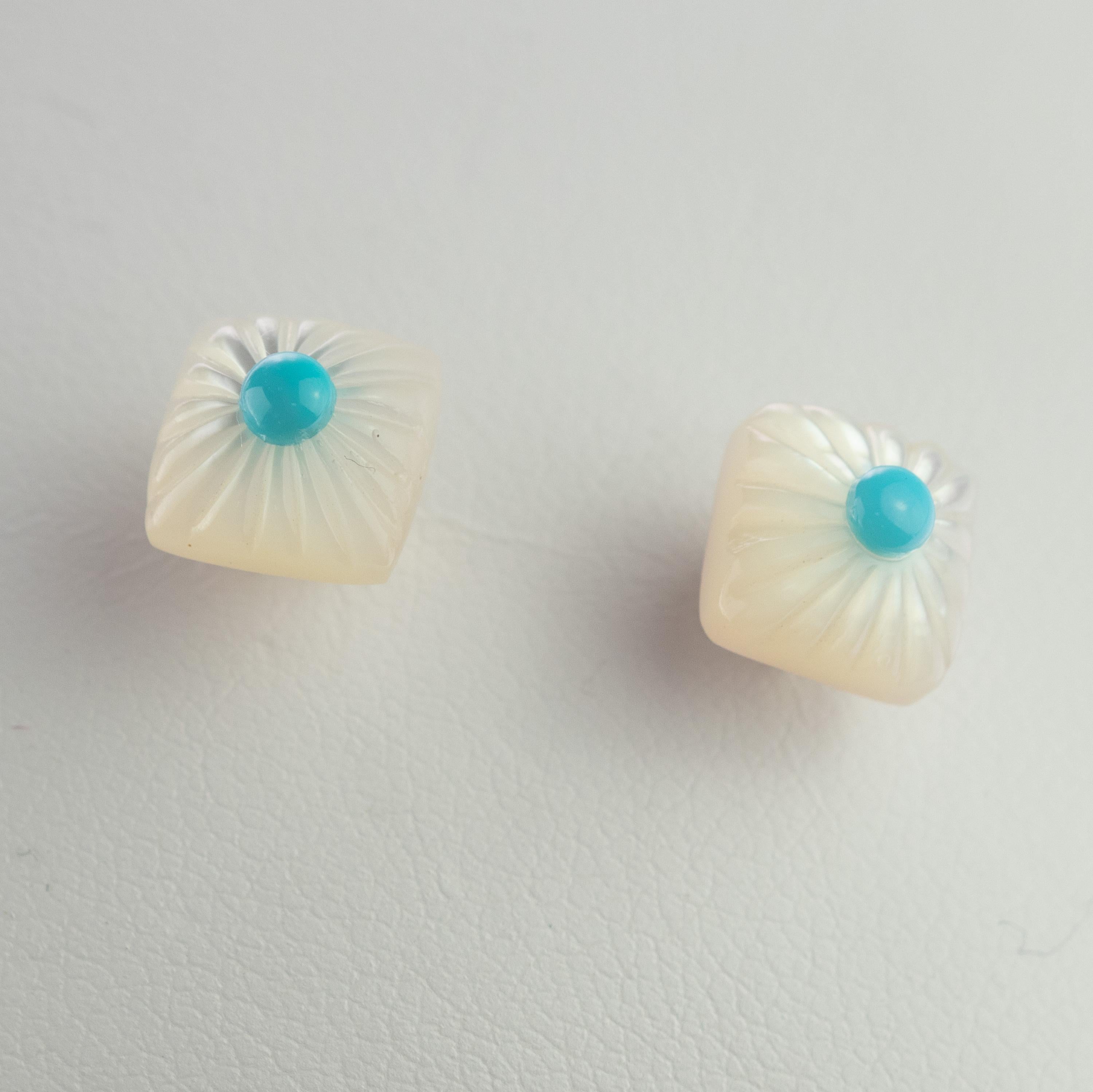 Clous d'oreilles en or 14 carats avec turquoise cabochon carré en nacre sculptée Neuf - En vente à Milano, IT