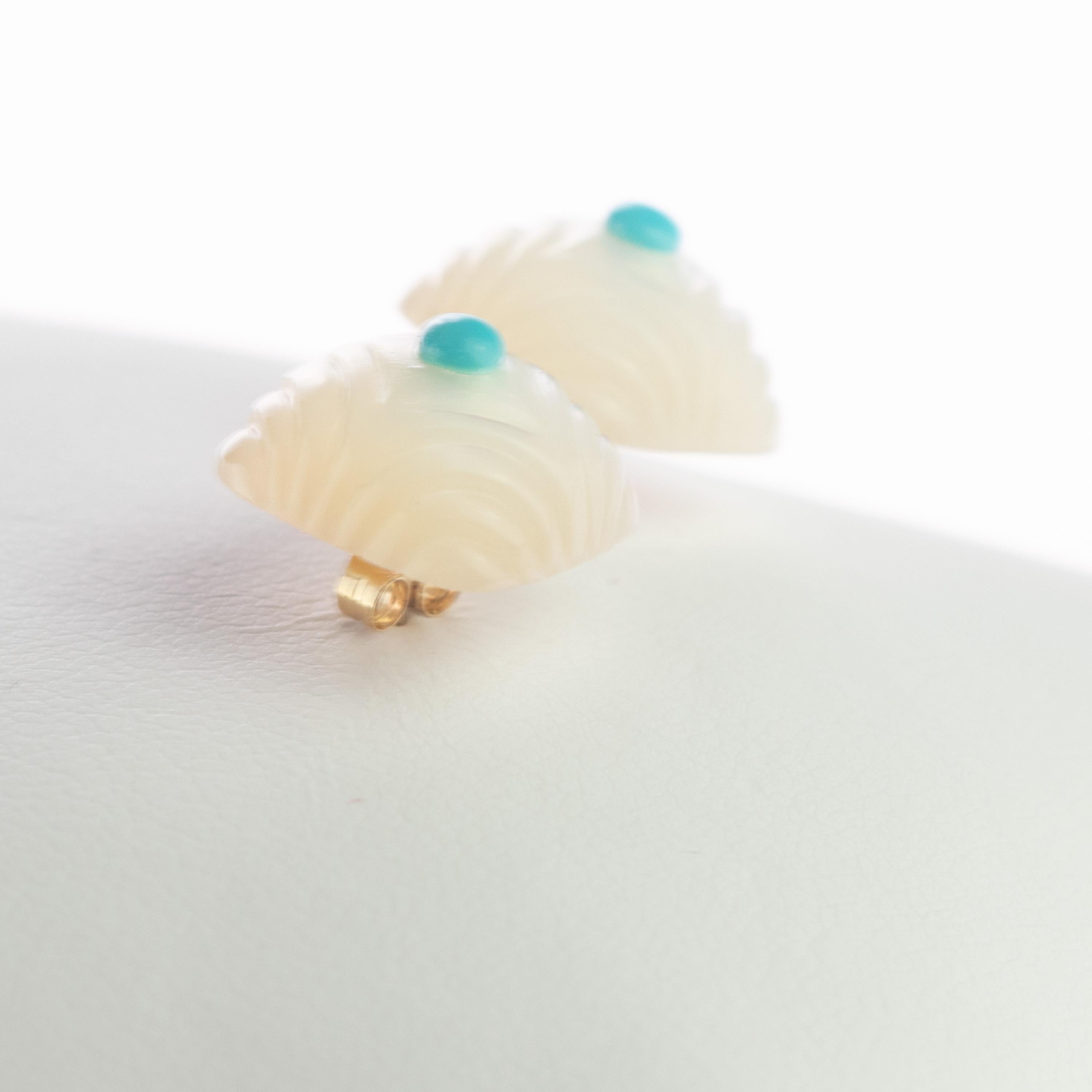 Geschnitzte Perlmutt quadratische Cabochon Türkis 14 Karat Gold Ohrstecker für Damen oder Herren im Angebot