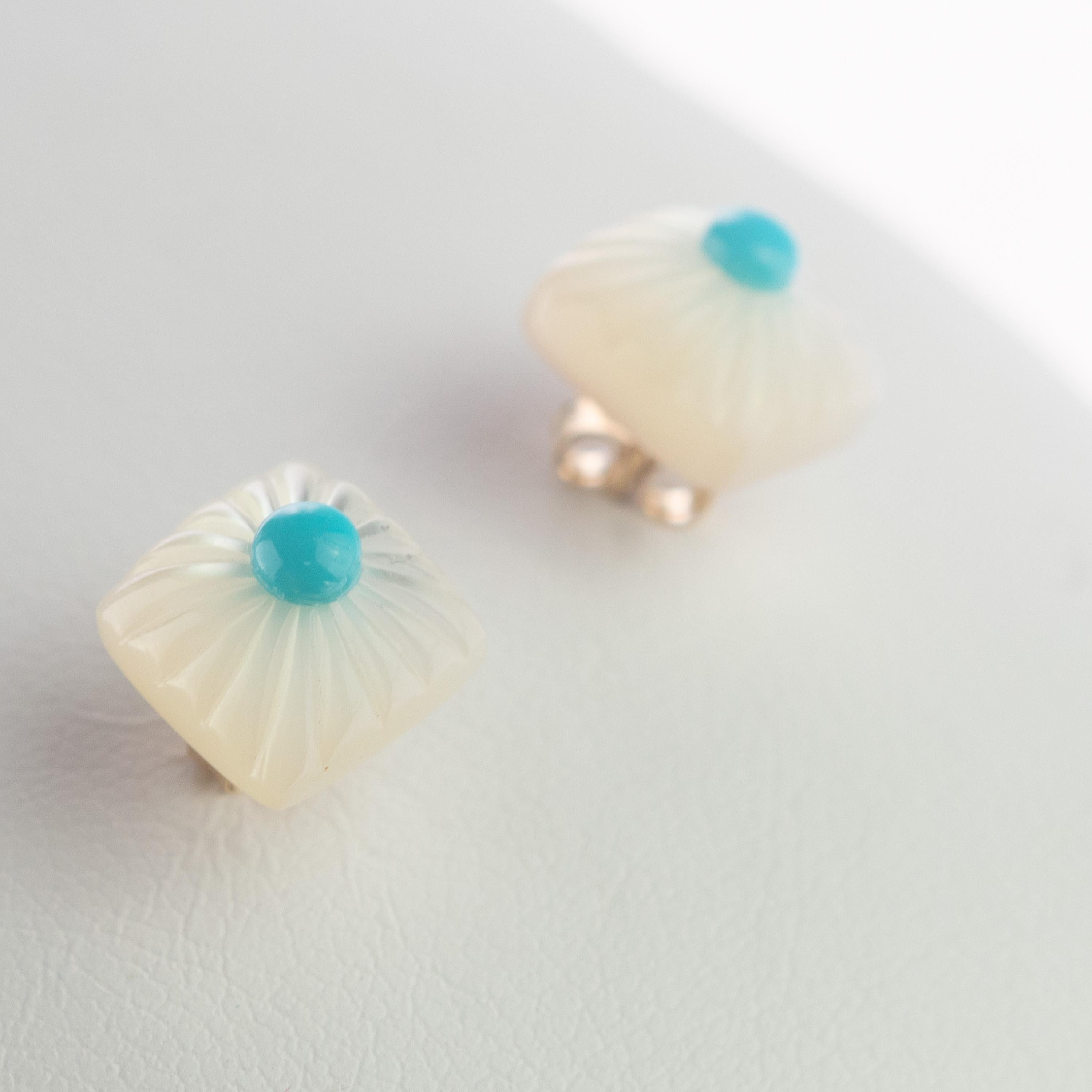 Clous d'oreilles en or 14 carats avec turquoise cabochon carré en nacre sculptée Unisexe en vente