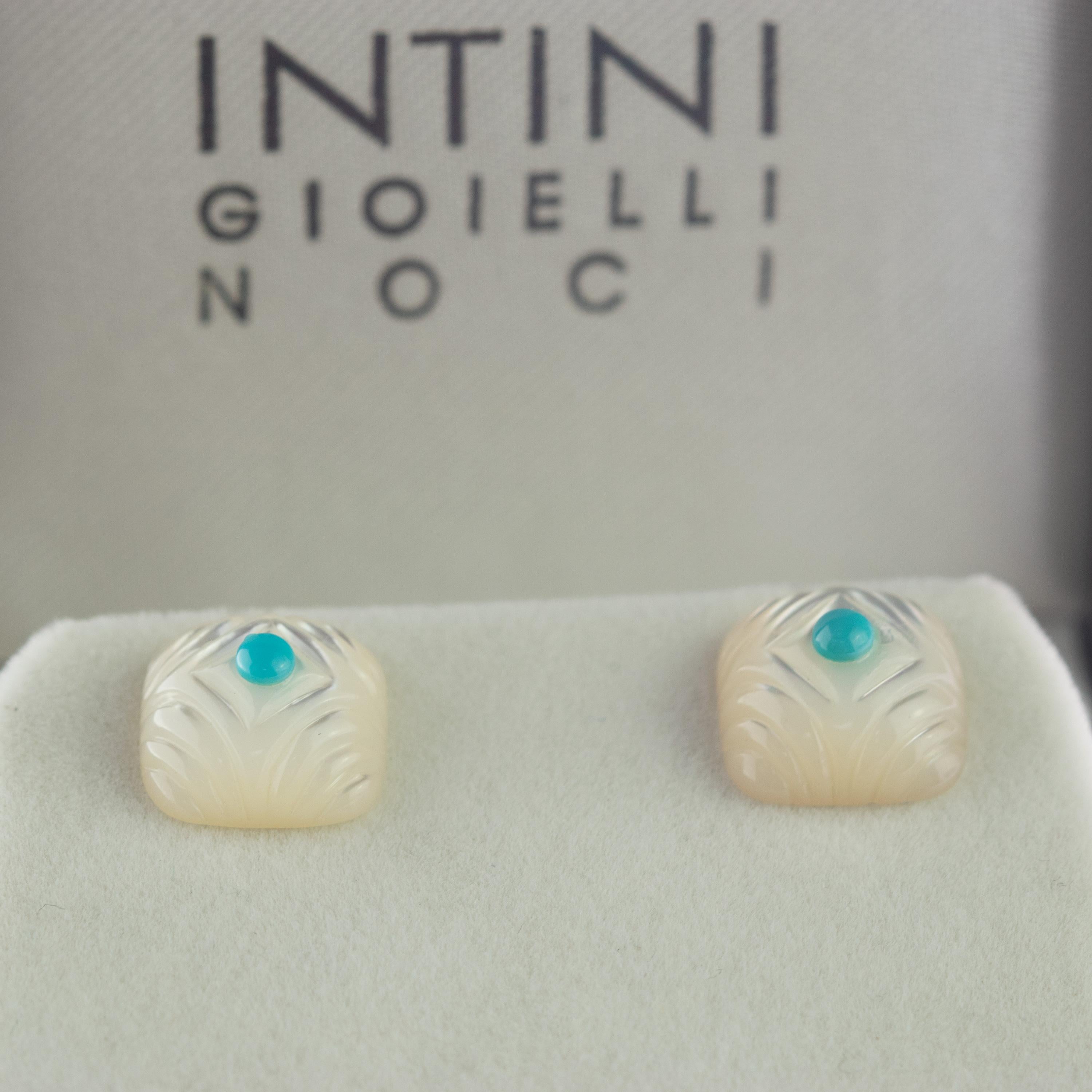 Geschnitzte Perlmutt quadratische Cabochon Türkis 14 Karat Gold Ohrstecker im Angebot 1