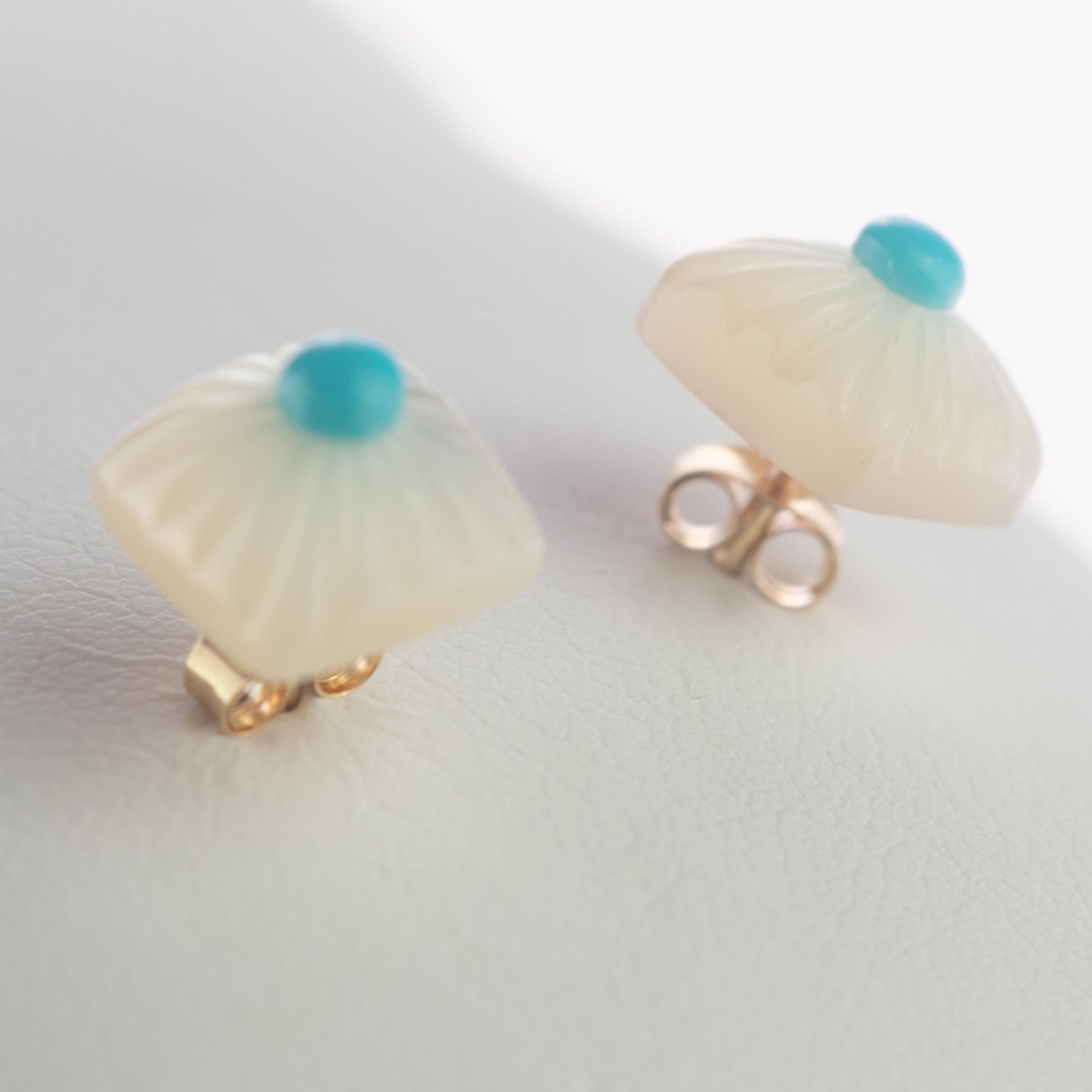 Clous d'oreilles en or 14 carats avec turquoise cabochon carré en nacre sculptée en vente 1