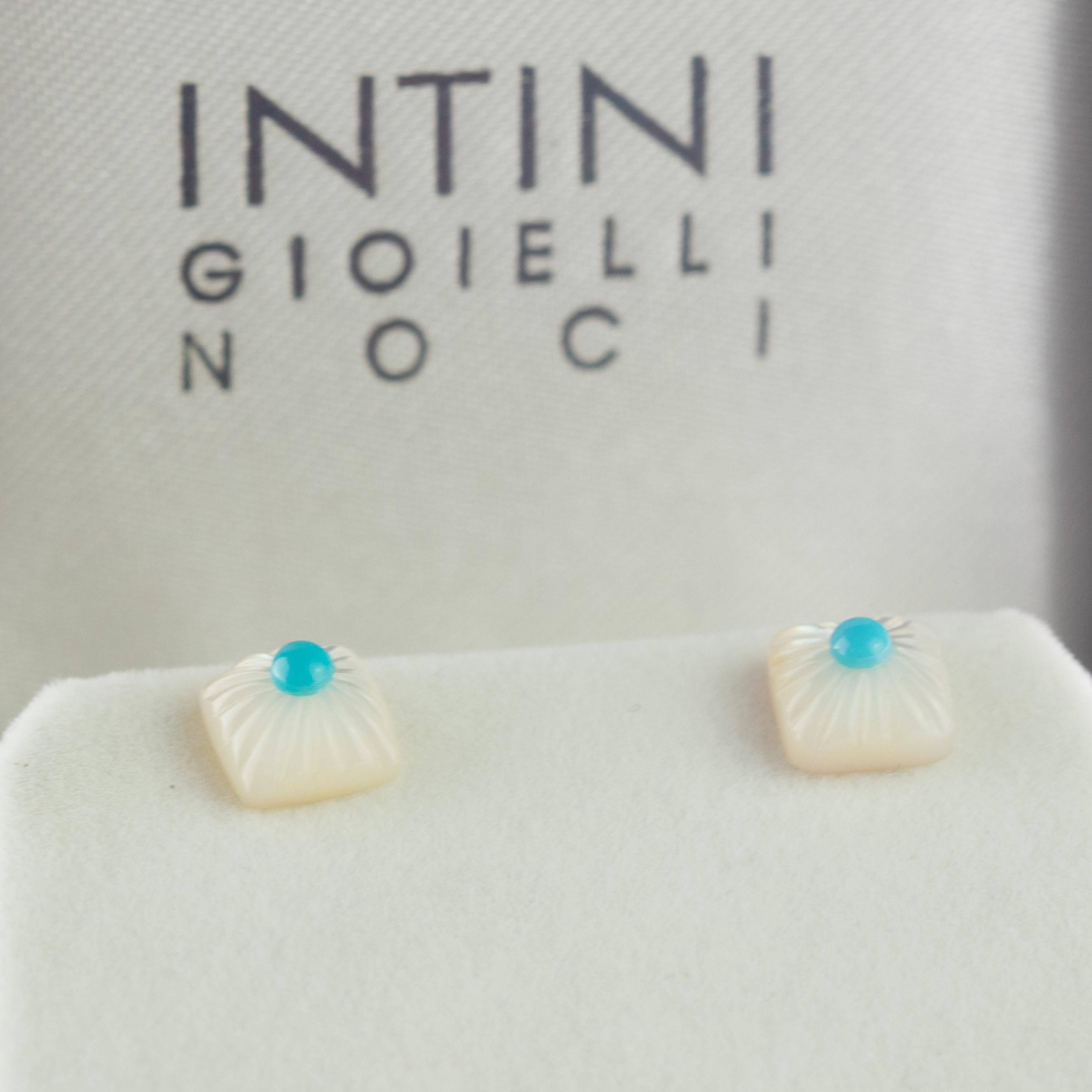 Clous d'oreilles en or 14 carats avec turquoise cabochon carré en nacre sculptée en vente 2