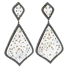 Boucles d'oreilles en nacre sculptée et diamants pavés