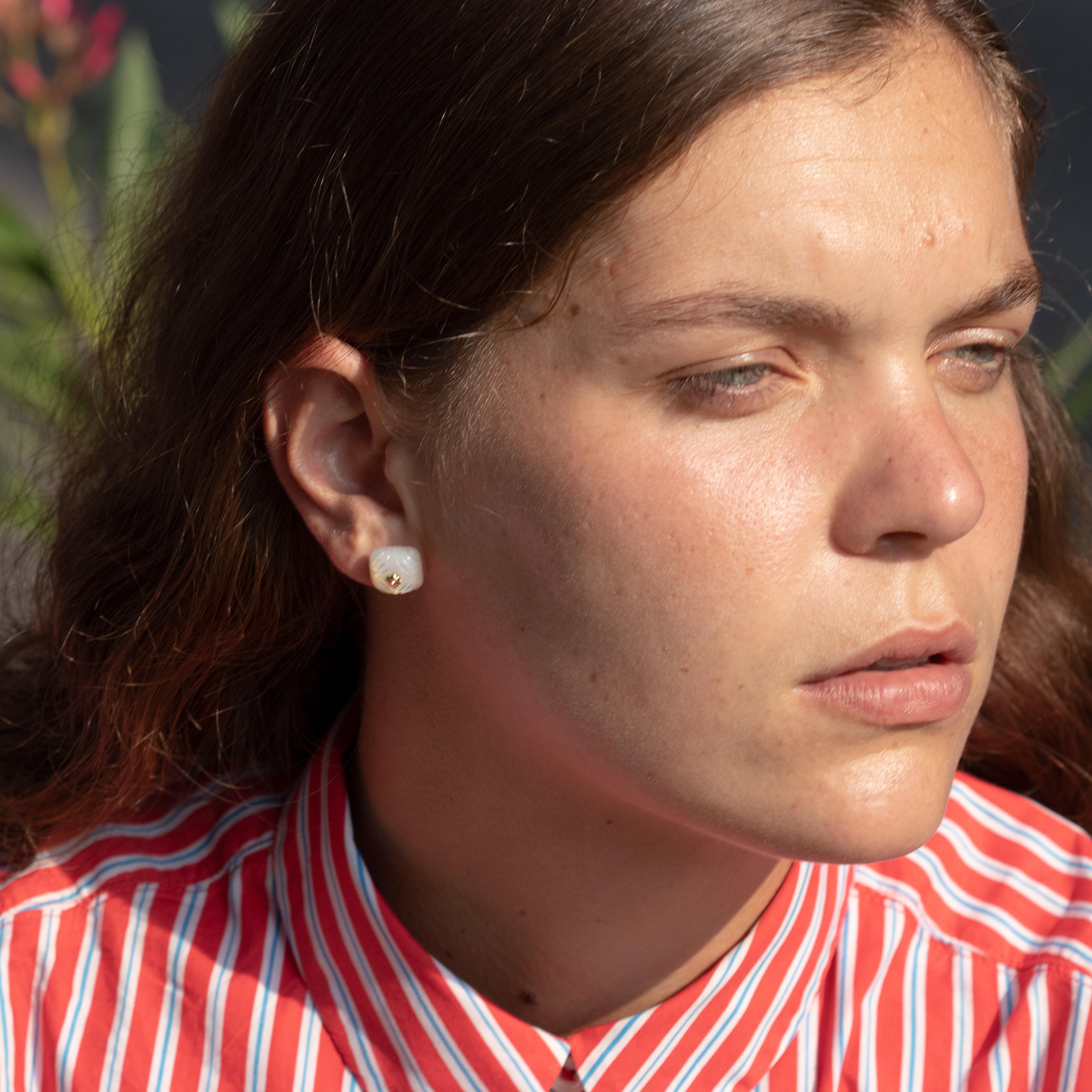 Clous d'oreilles à fleurs en or 18 carats avec cabochon naturel carré en nacre sculptée en vente 7