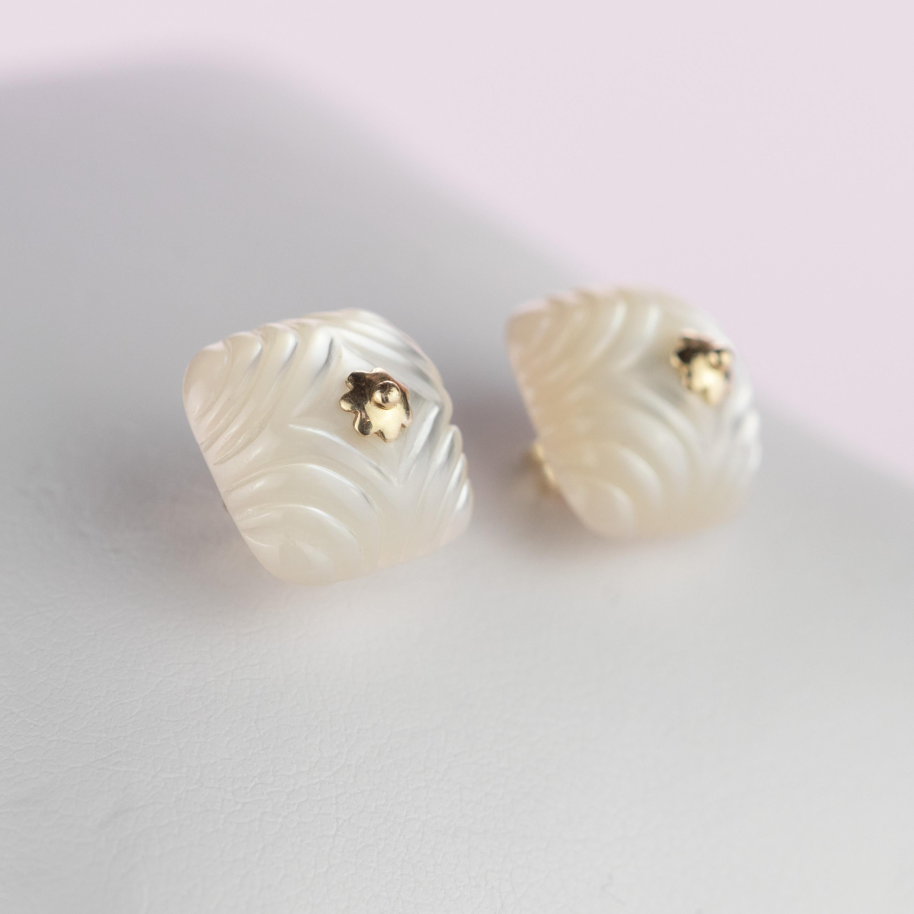 Clous d'oreilles à fleurs en or 18 carats avec cabochon naturel carré en nacre sculptée Unisexe en vente