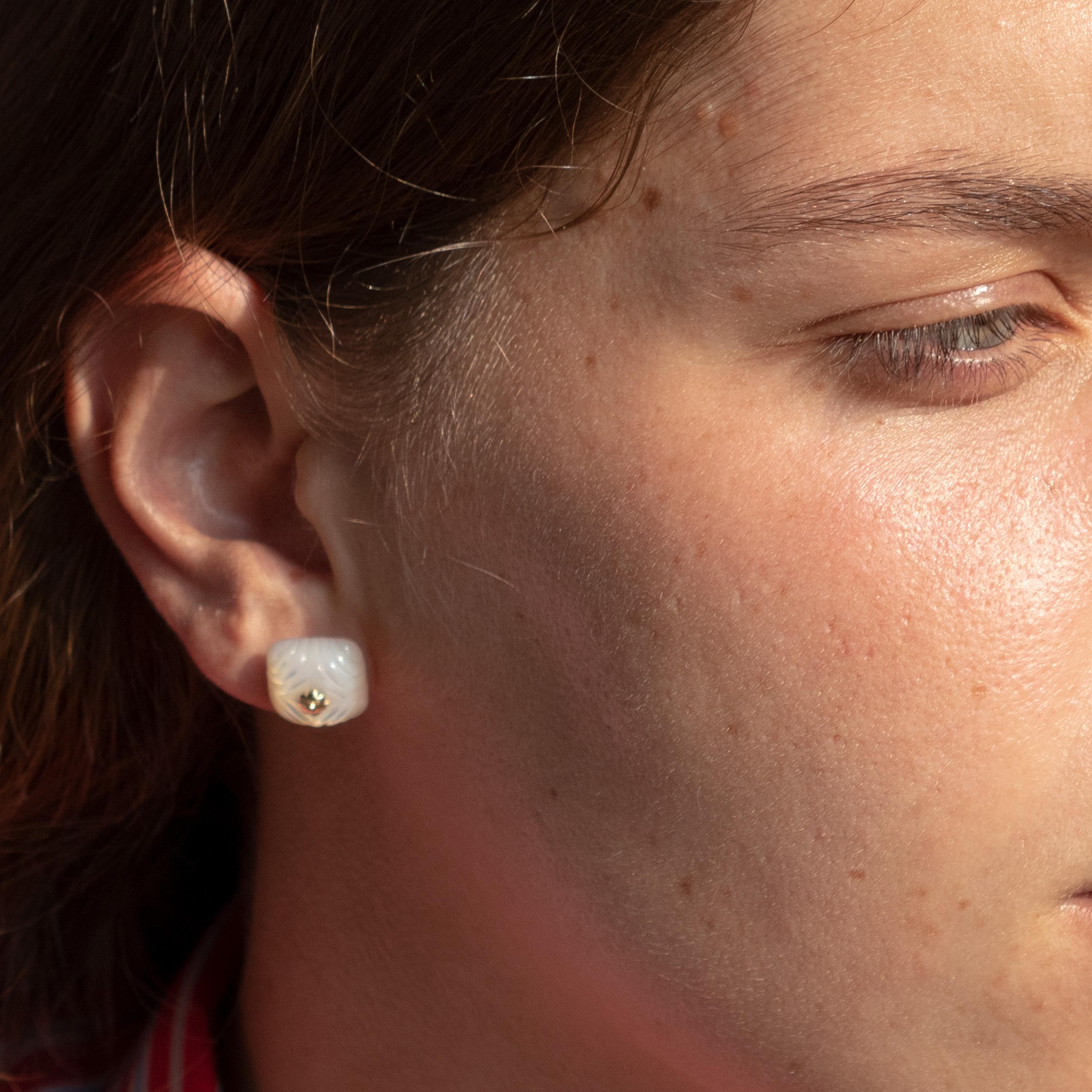 Artisan Clous d'oreilles à fleurs en or 18 carats avec cabochon naturel carré en nacre sculptée en vente