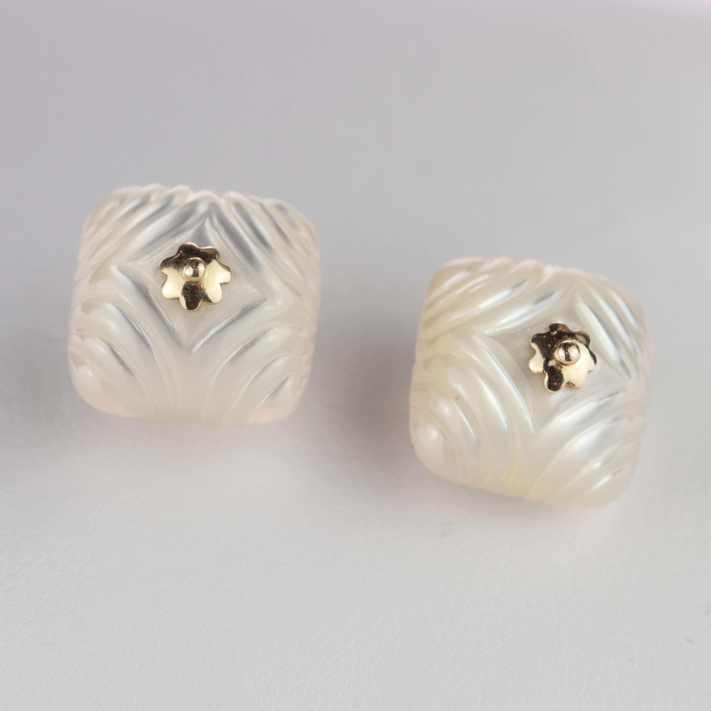 Clous d'oreilles à fleurs en or 18 carats avec cabochon naturel carré en nacre sculptée en vente 1