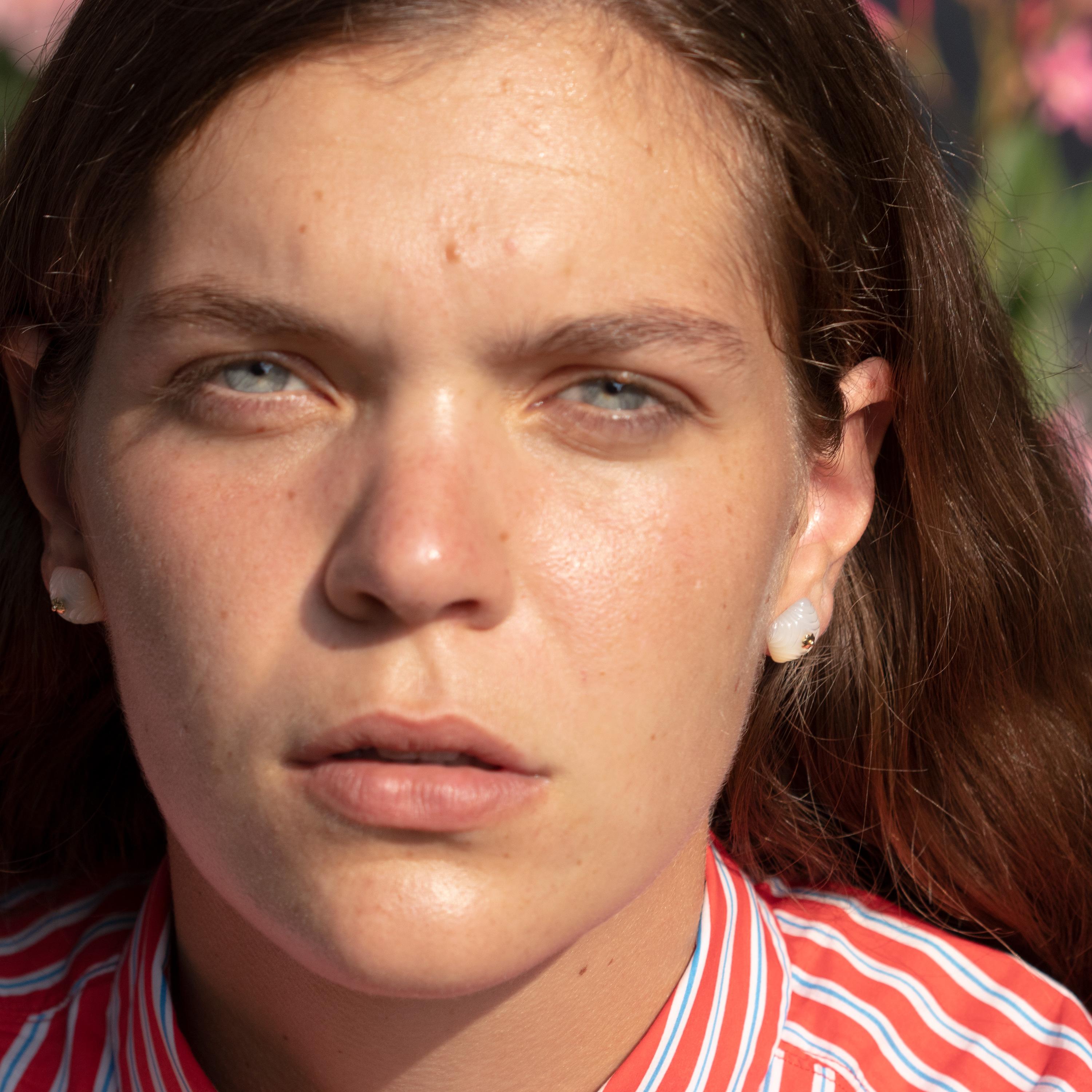 Taille carrée Clous d'oreilles à fleurs en or 18 carats avec cabochon naturel carré en nacre sculptée en vente