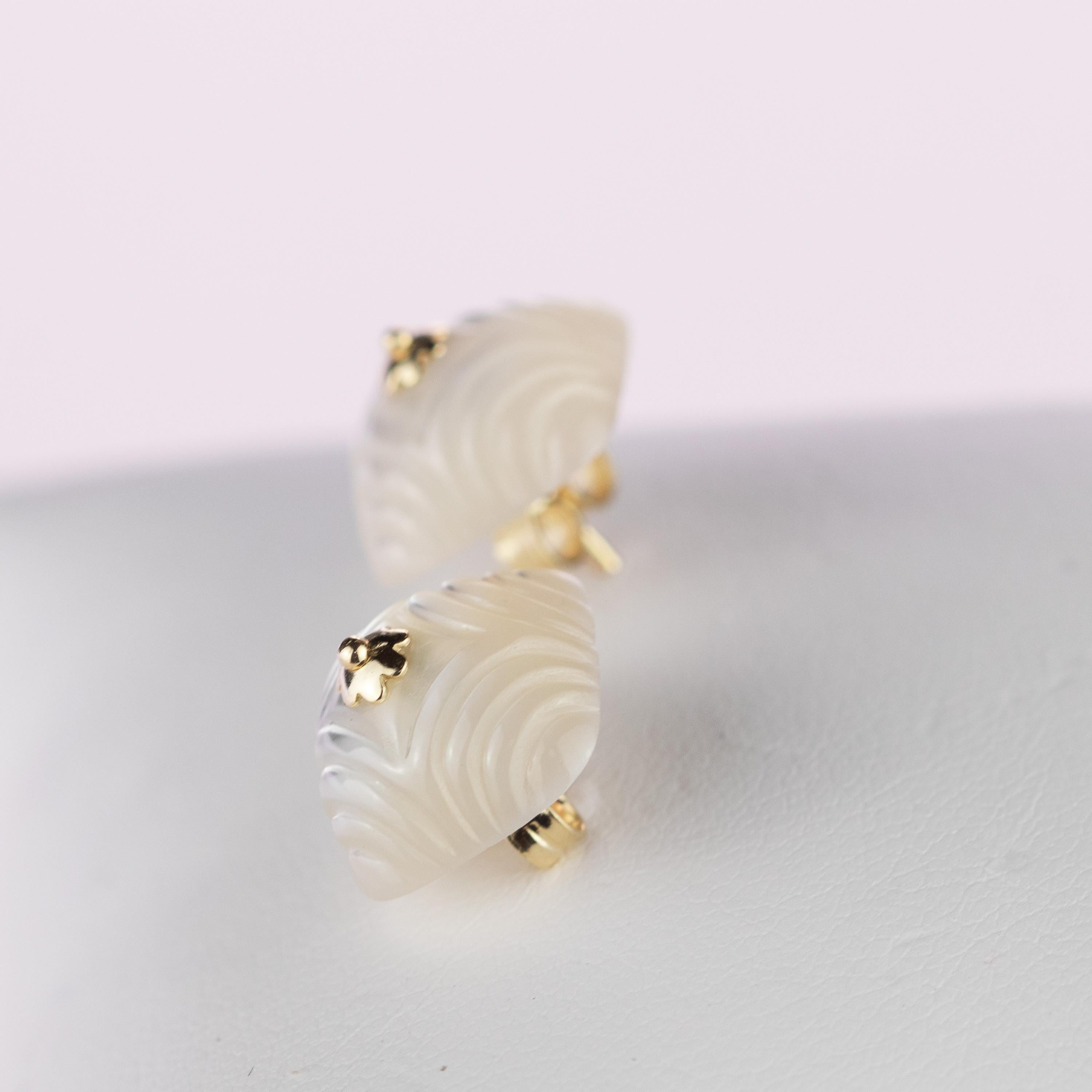 Clous d'oreilles à fleurs en or 18 carats avec cabochon naturel carré en nacre sculptée en vente 4