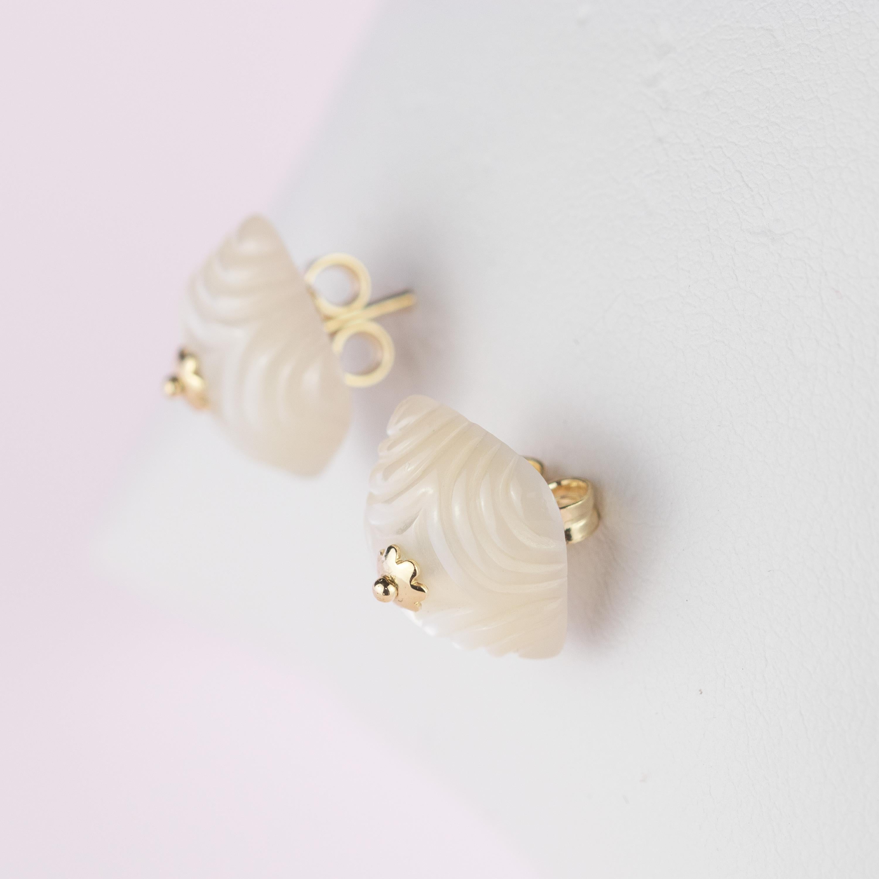 Clous d'oreilles à fleurs en or 18 carats avec cabochon naturel carré en nacre sculptée en vente 5