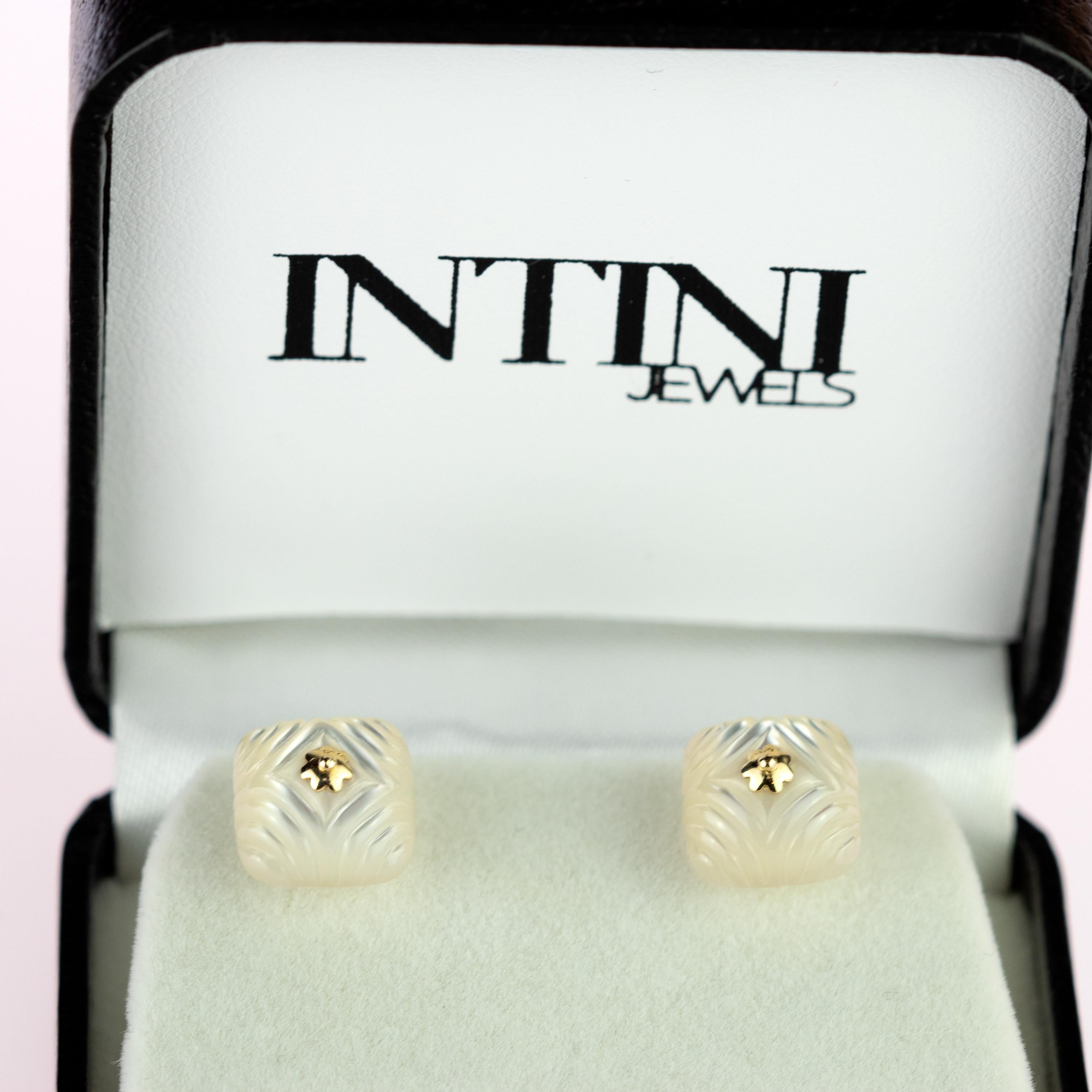 Clous d'oreilles à fleurs en or 18 carats avec cabochon naturel carré en nacre sculptée en vente 6