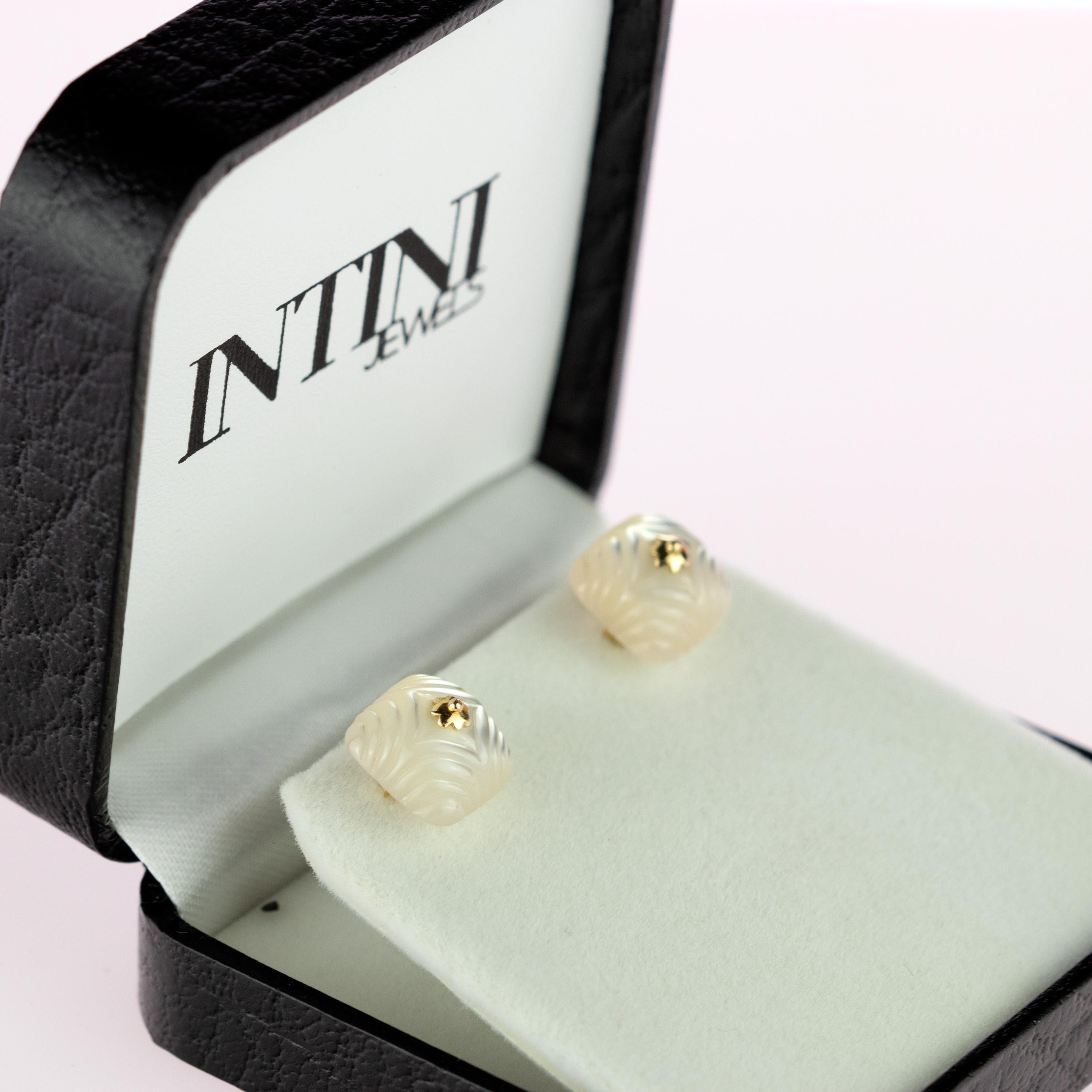 Clous d'oreilles à fleurs en or 18 carats avec cabochon naturel carré en nacre sculptée Neuf - En vente à Milano, IT