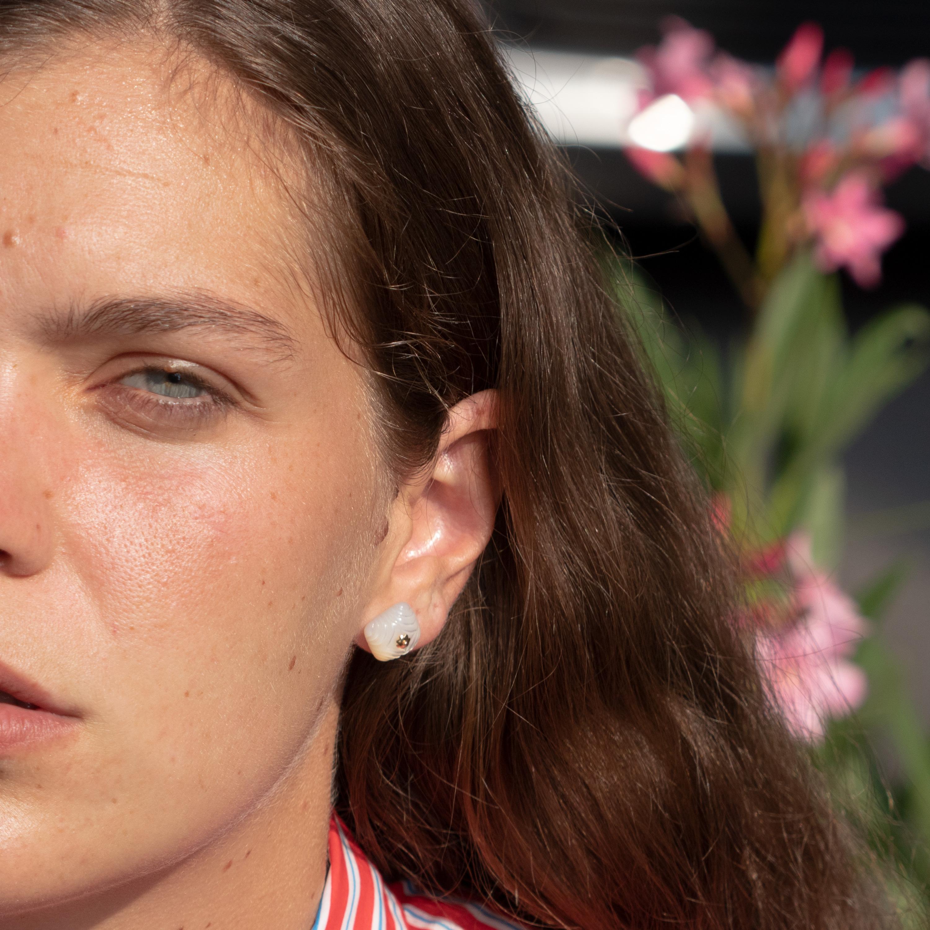 Clous d'oreilles à fleurs en or 18 carats avec cabochon naturel carré en nacre sculptée en vente 2