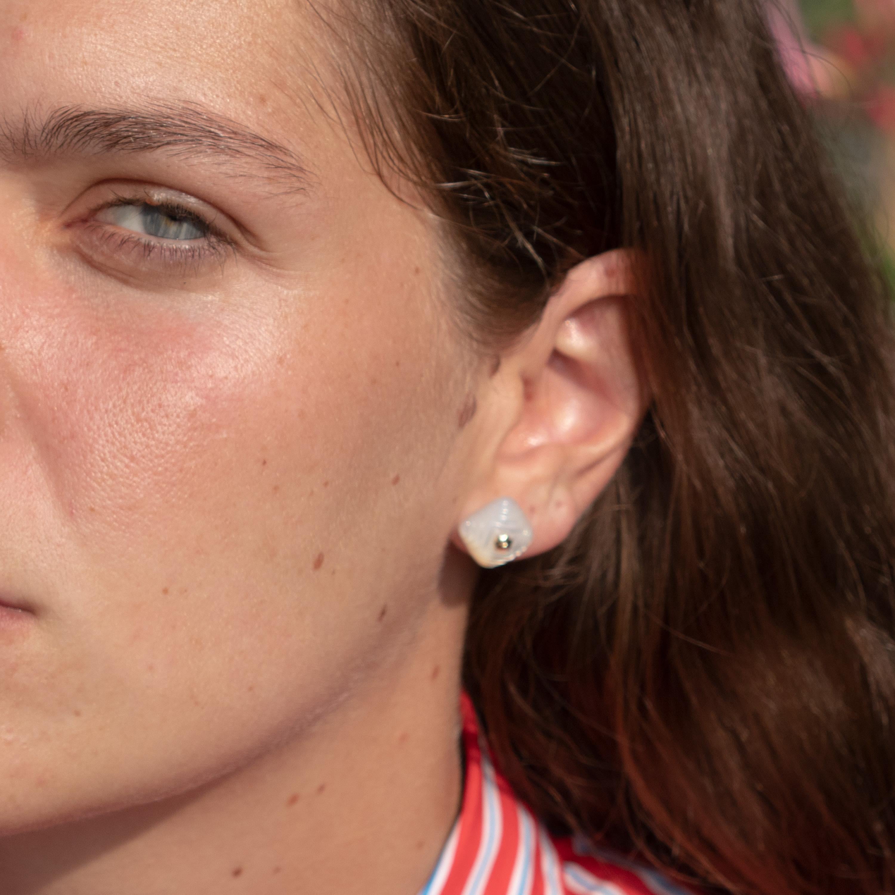 Clous d'oreilles à fleurs en or 18 carats avec cabochon naturel carré en nacre sculptée en vente 3