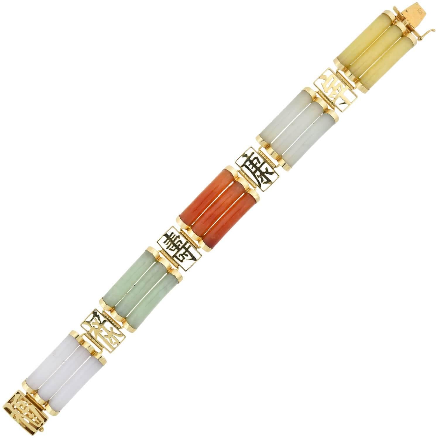 Un bracelet en jade amusant et unique datant des années 1960 ! Réalisée en or jaune 14 carats, cette pièce audacieuse présente un motif alterné de jade multicolore et de caractères chinois ouverts. Les maillons en jade coloré sont constitués de
