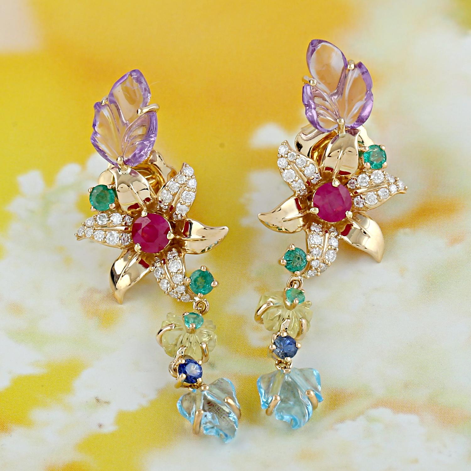 Moderne Boucles d'oreilles fleur en or 18 carats avec diamants et plusieurs pierres précieuses sculptées en vente