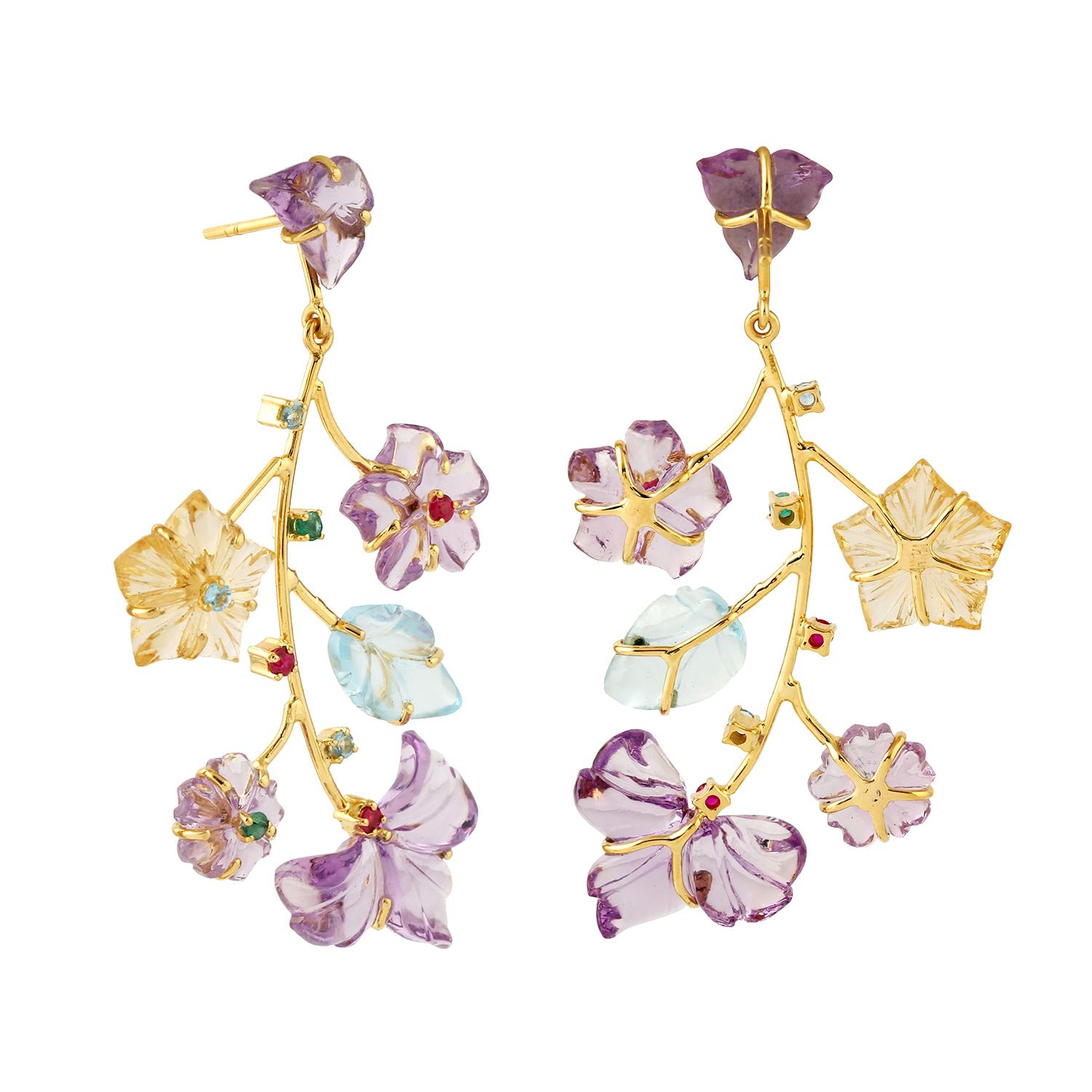 Artisan Boucles d'oreilles pendantes en or jaune 18 carats avec fleurs multi pierres sculptées en vente