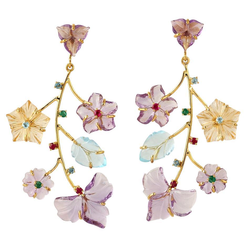 Boucles d'oreilles pendantes en or jaune 18 carats avec fleurs multi pierres sculptées en vente