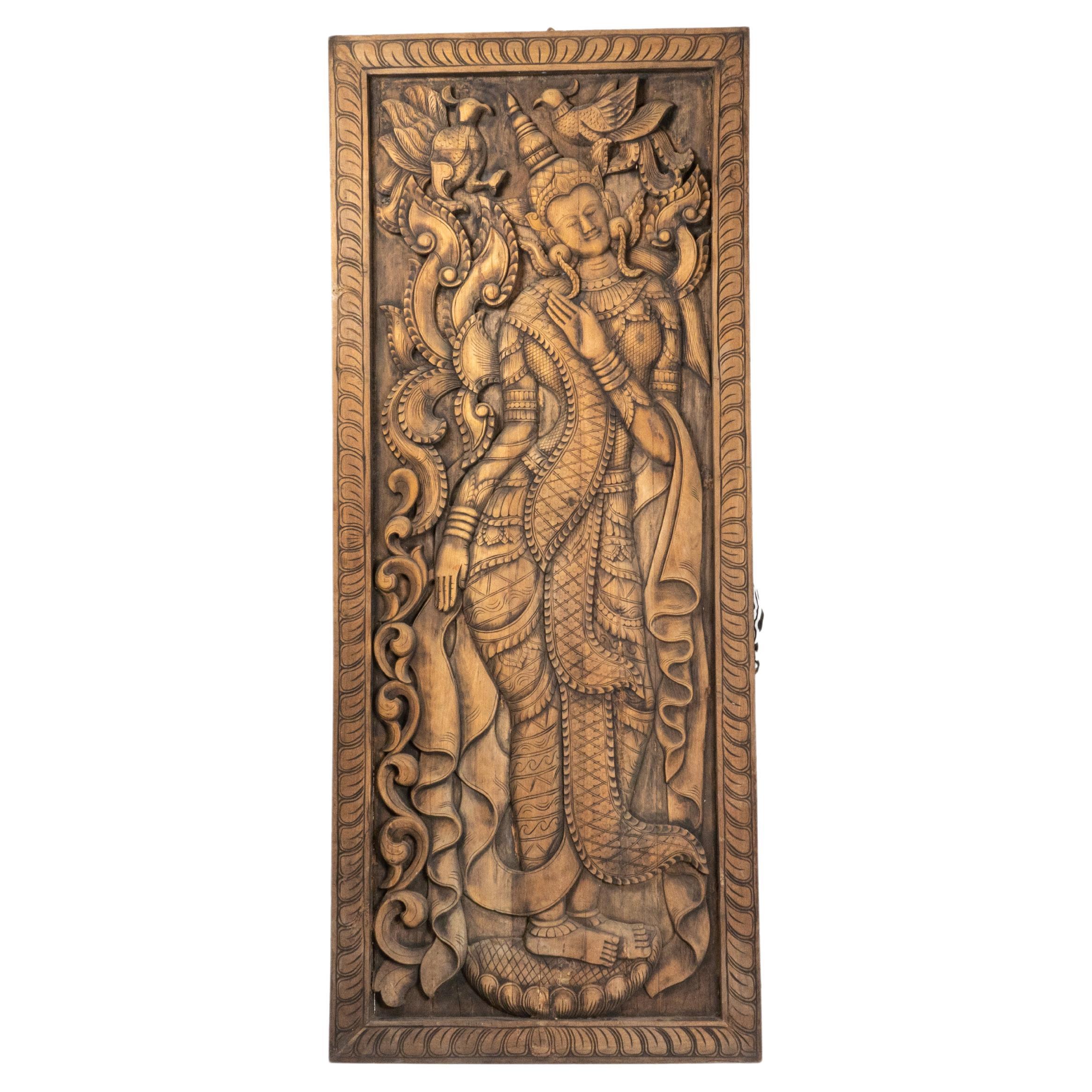 Pannello murale intagliato raffigurante un'Apsara birmana