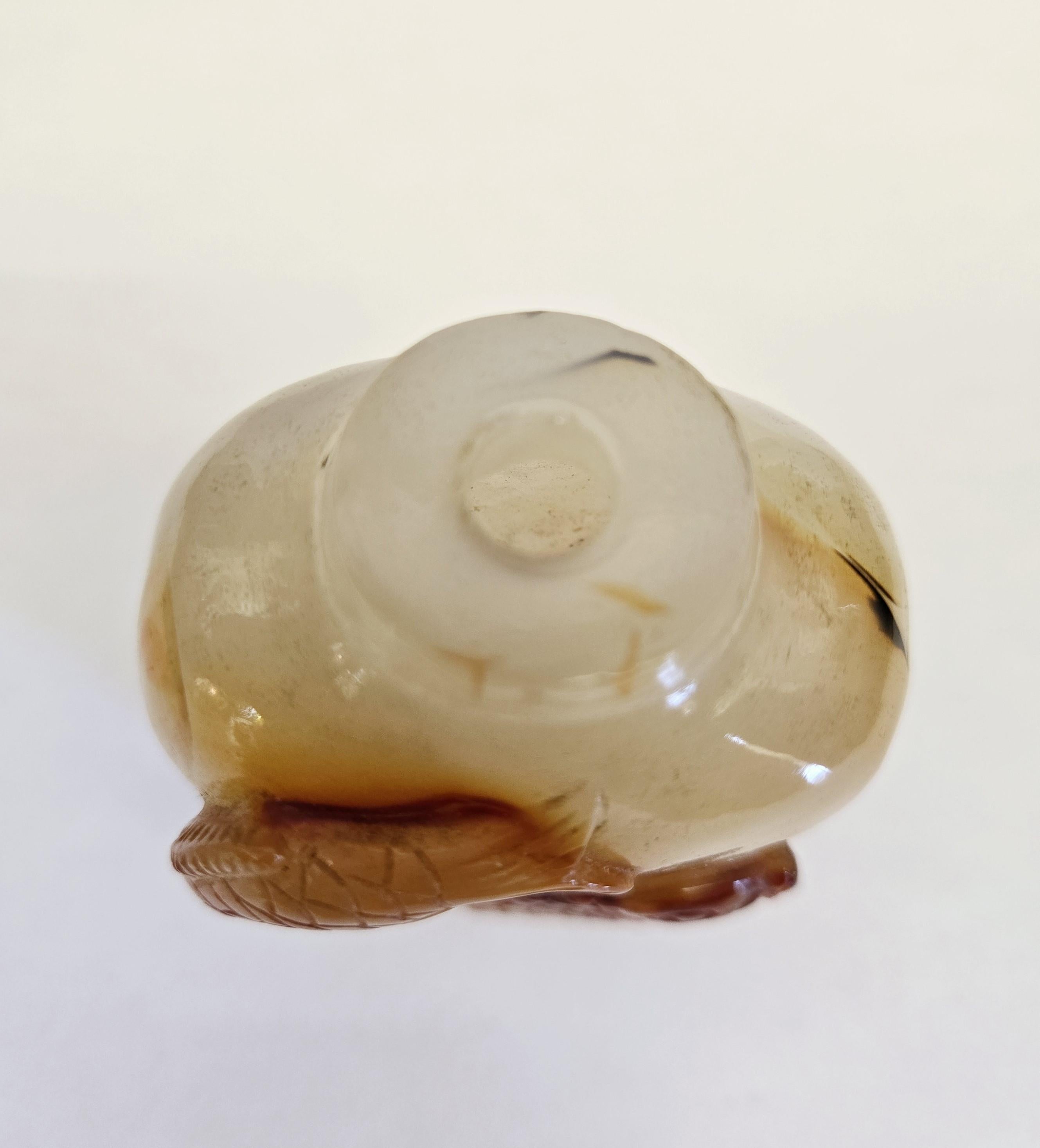 Tabacchiera in agata naturale intagliata con design a due pesci in vendita 5