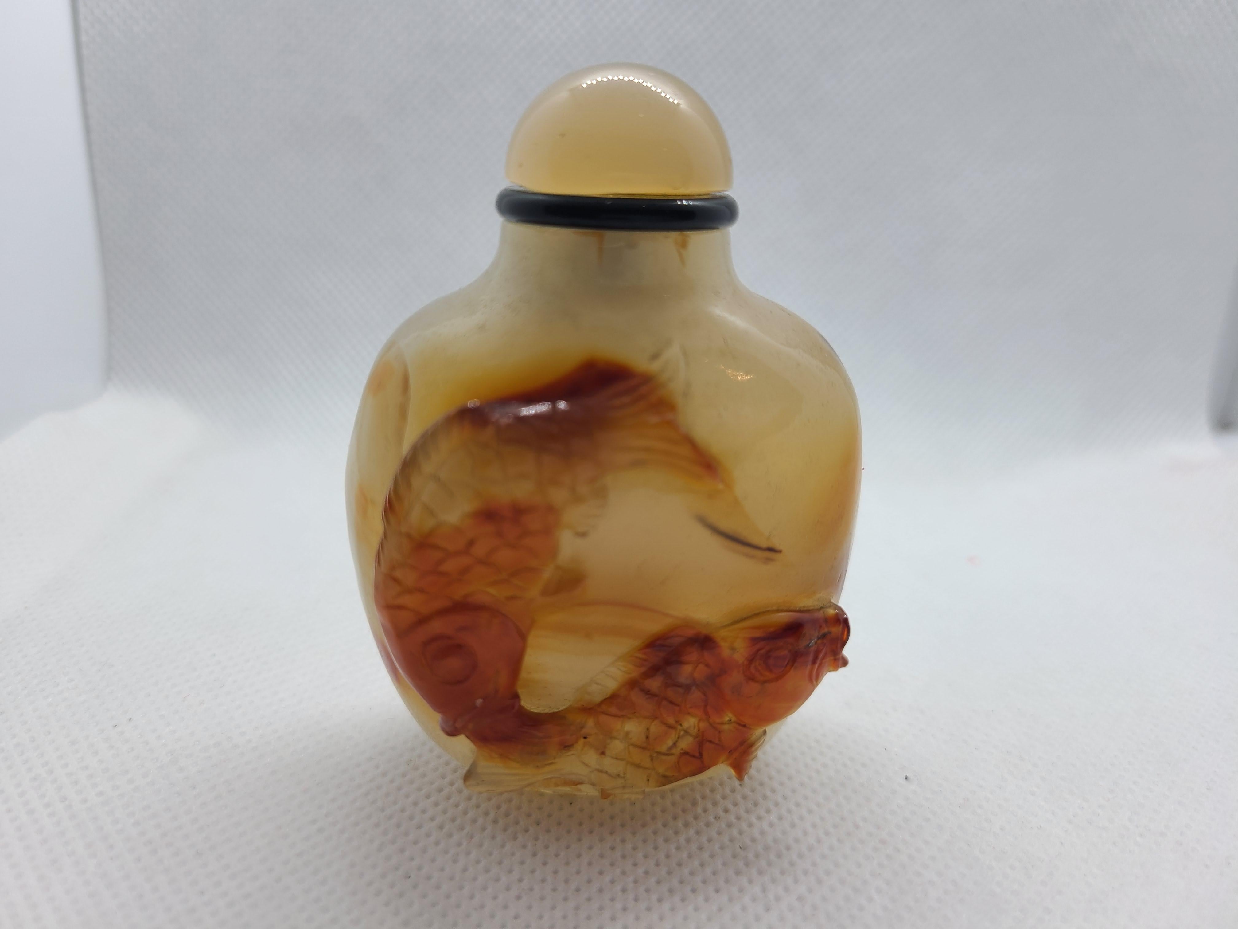 Tabacchiera in agata naturale intagliata con due pesci che nuotano nel fiume, simbolo di pace e armonia. Le dimensioni sono di circa 7 x 5 x 3,2 cm. Si prega di notare che c'è un piccolo graffio come mostrato nell'immagine.
