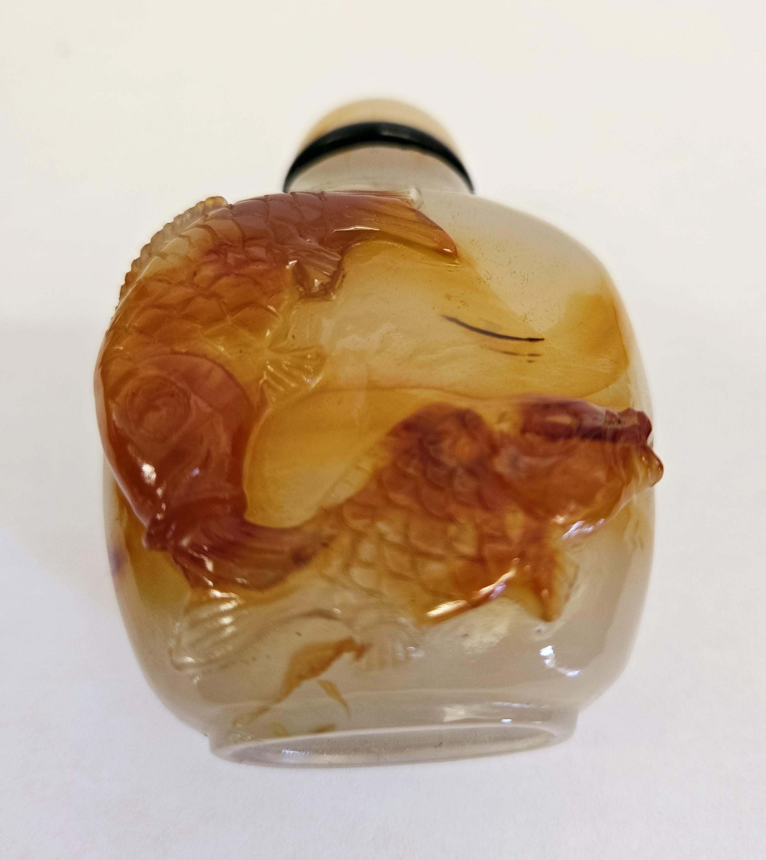Tabacchiera in agata naturale intagliata con design a due pesci in vendita 1