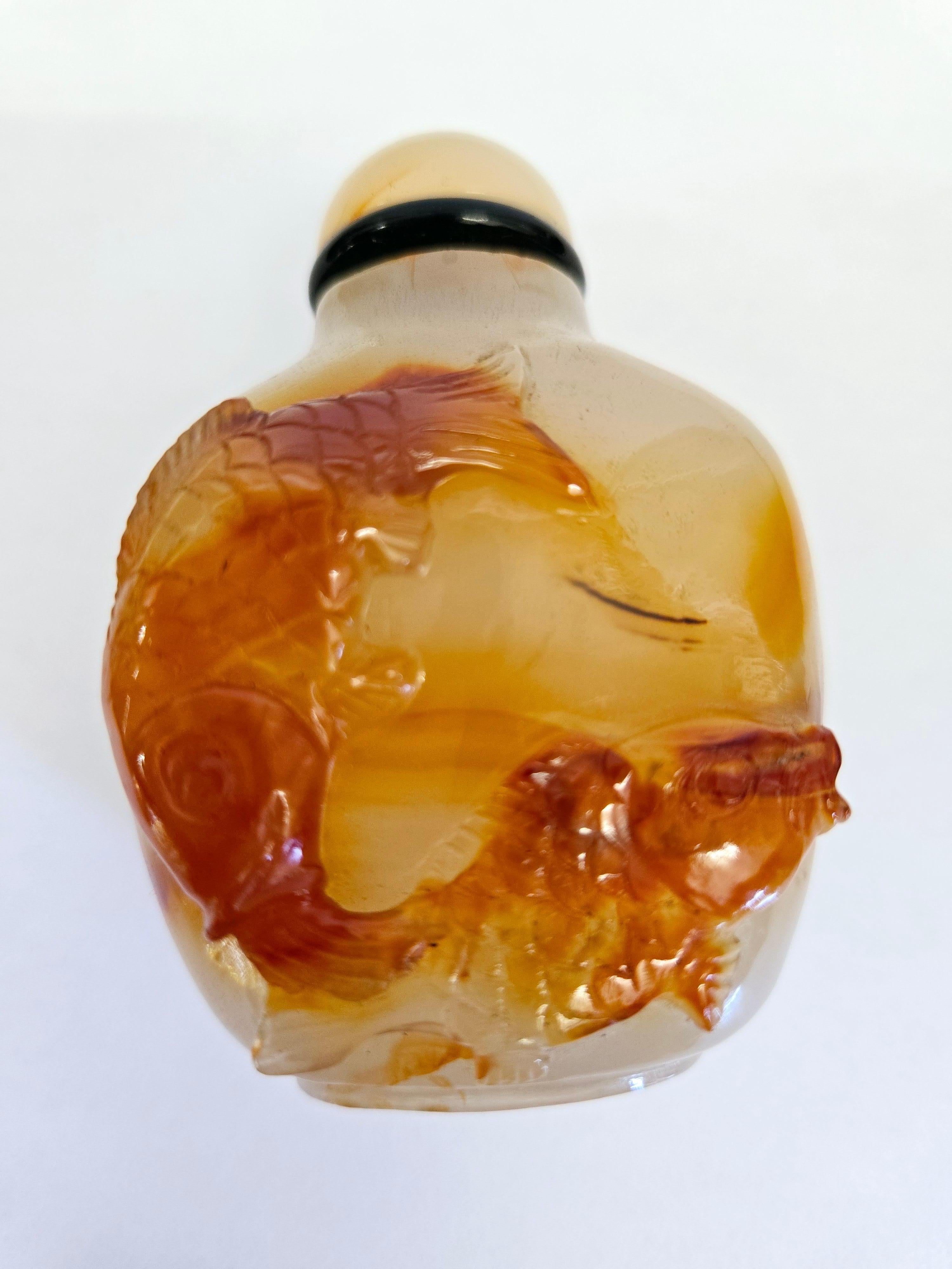 Tabacchiera in agata naturale intagliata con design a due pesci in vendita 2