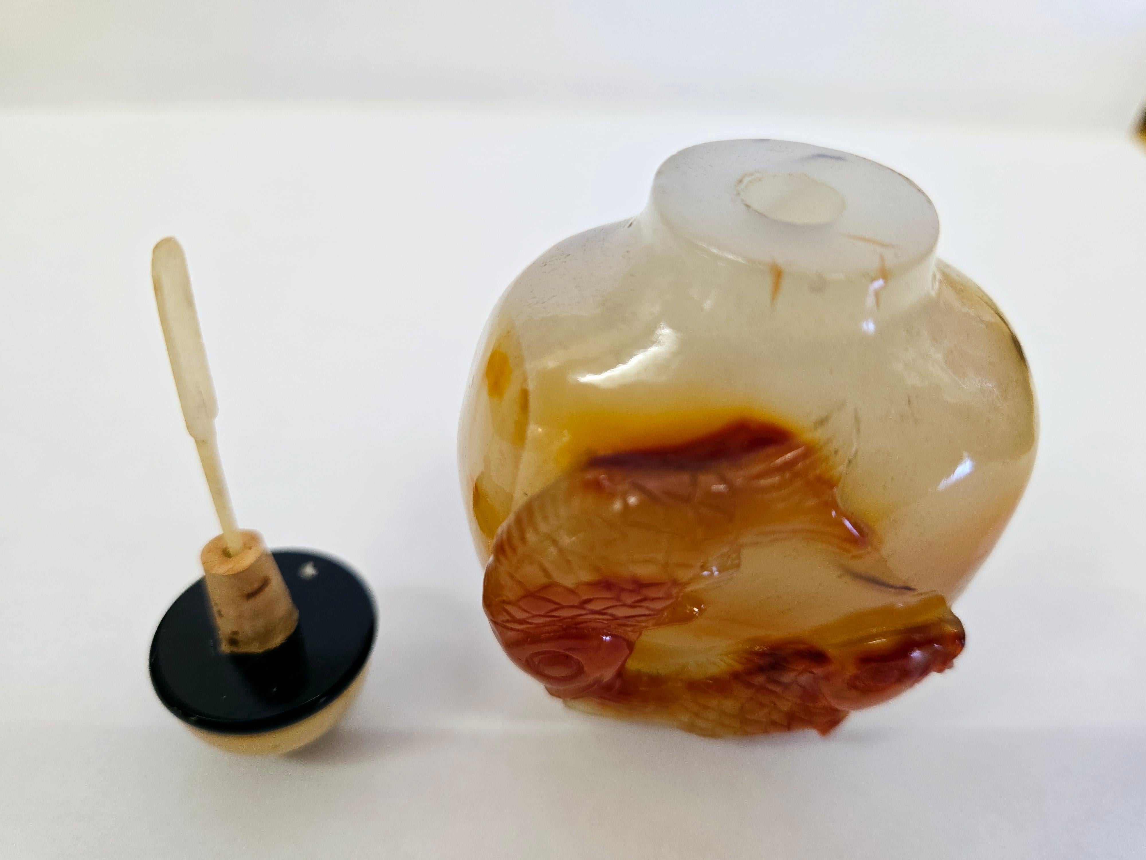 Tabacchiera in agata naturale intagliata con design a due pesci in vendita 4