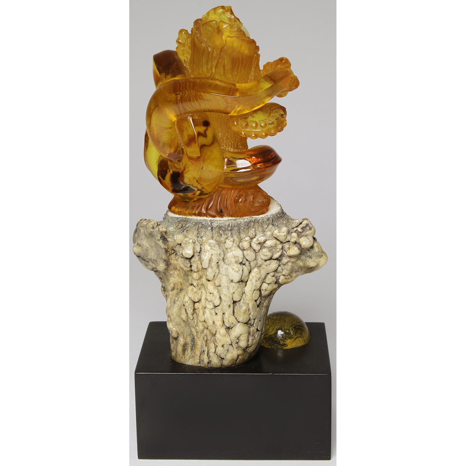 Country Sculpture en ambre naturelle sculptée « Serpents accrochés »  par Lee Downey Bali, Indonésie en vente