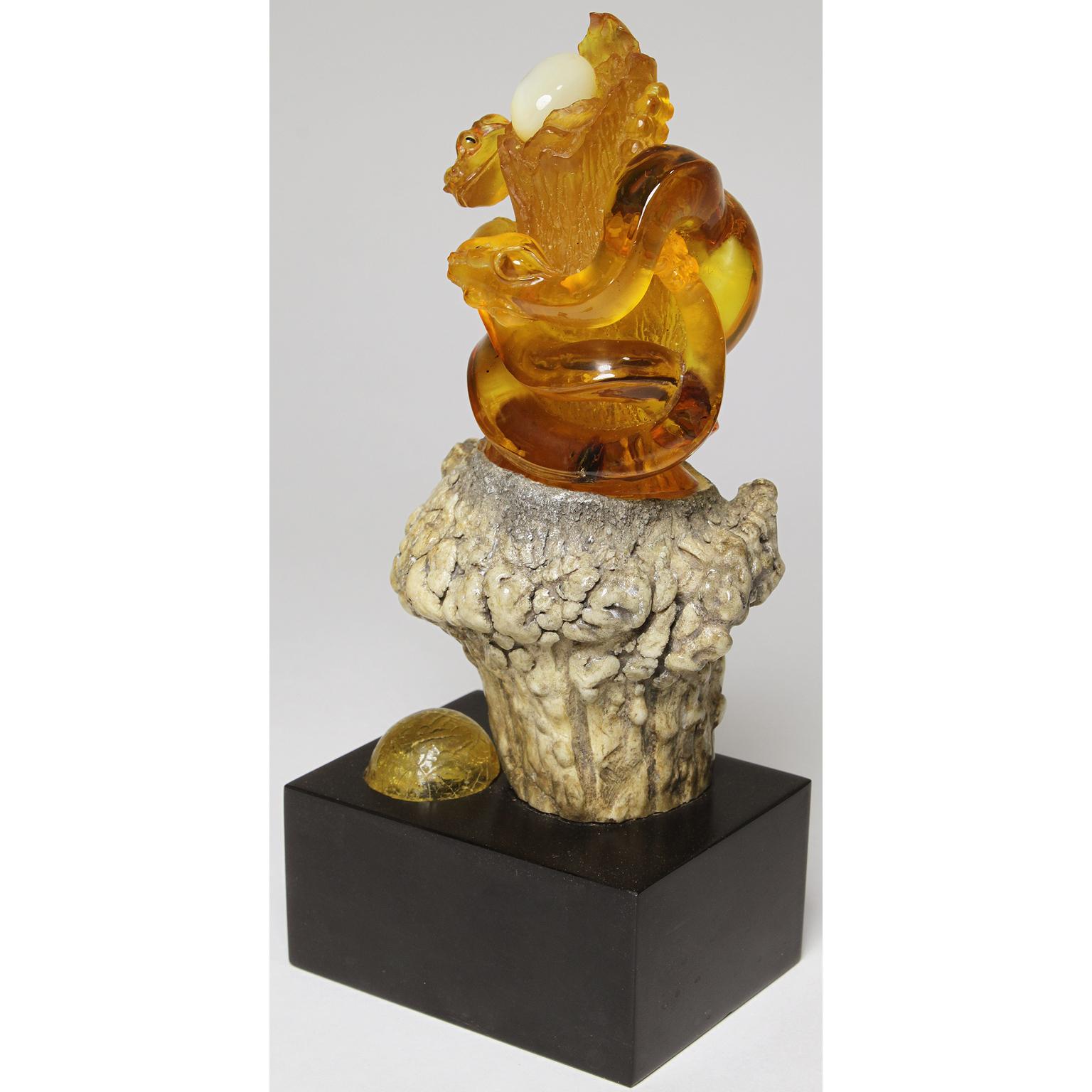 Sculpté Sculpture en ambre naturelle sculptée « Serpents accrochés »  par Lee Downey Bali, Indonésie en vente