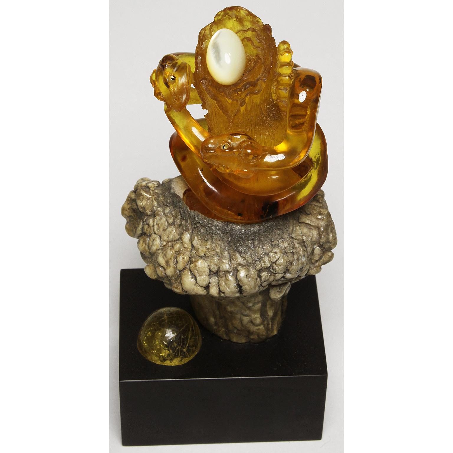 Sculpture en ambre naturelle sculptée « Serpents accrochés »  par Lee Downey Bali, Indonésie Bon état - En vente à Los Angeles, CA