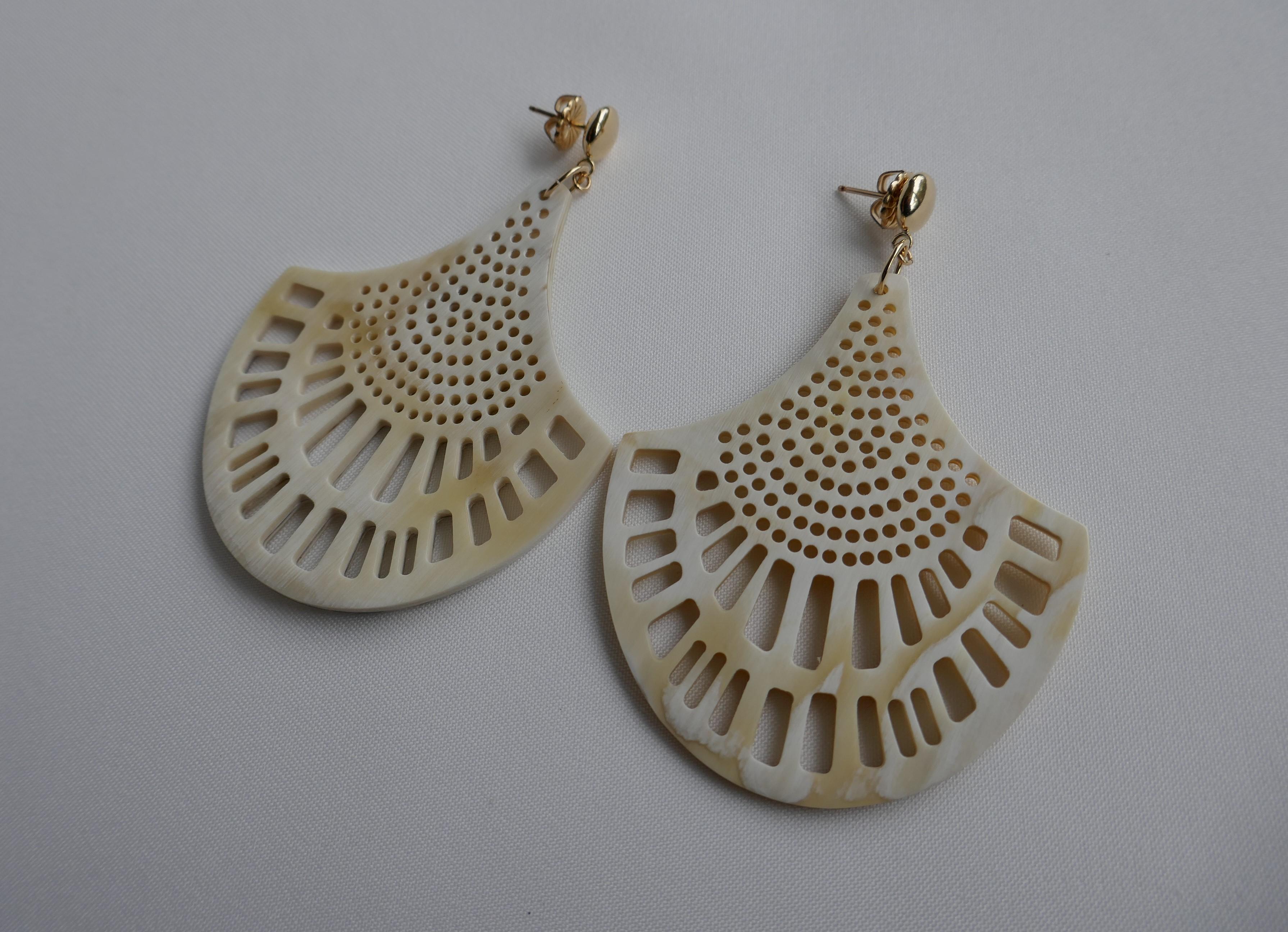 Carved Natural Horn Gold Filled Post Earrings In New Condition For Sale In Coral Gables, FL