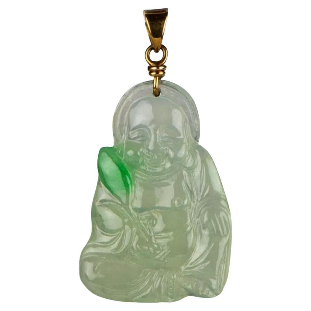 Pendentif Milefo Bouddha Rieur en Jadeite Icy naturel sculpté en vente