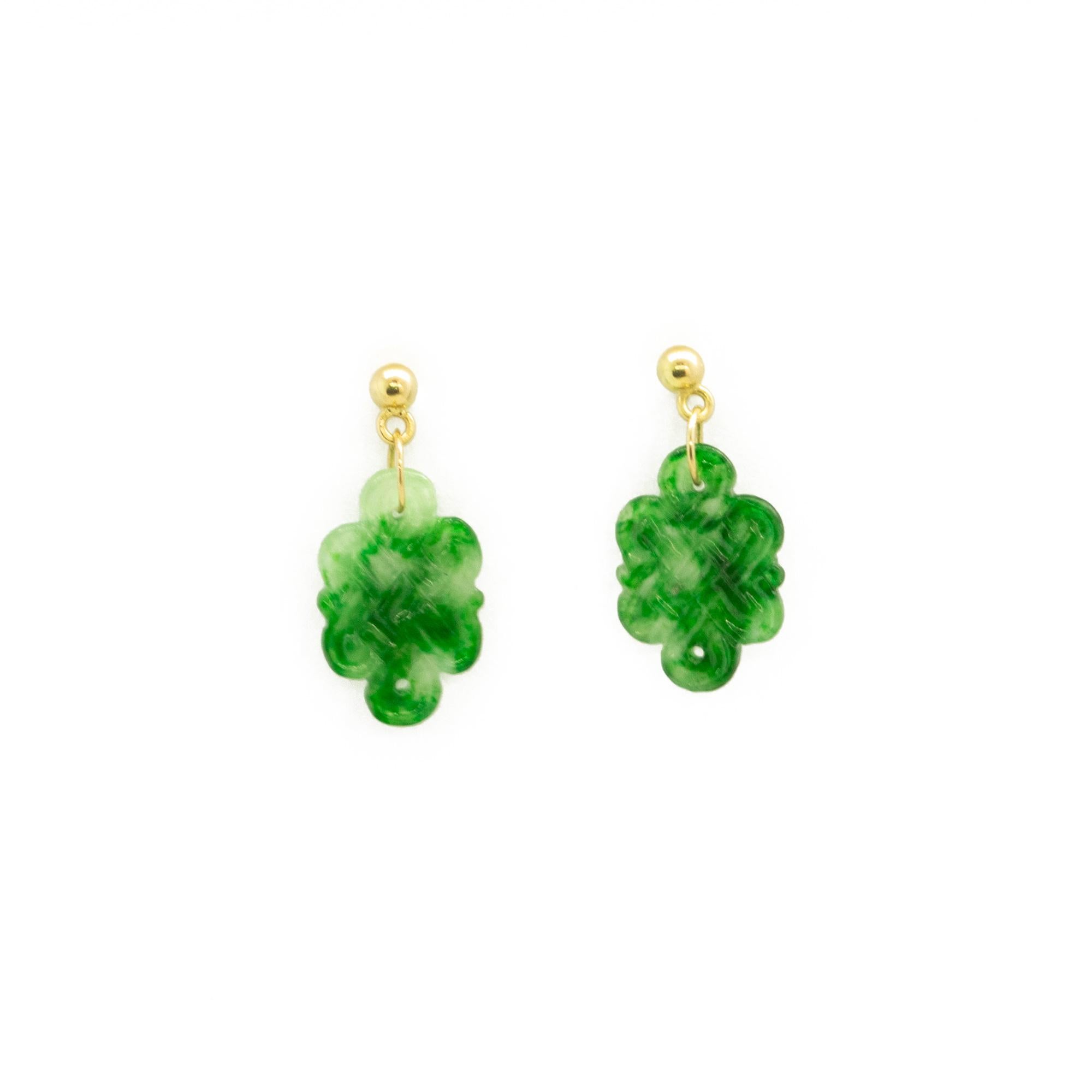 Superbes boucles d'oreilles en or jaune 18 carats, agrémentées de remarquables sculptures en jade naturel. 
 
Bijoux fabriqués en Italie avec des pierres précieuses naturelles.

• or jaune 18 karat
• Sculptures en jade : 1.6 x 1,2 cm
• Longueur