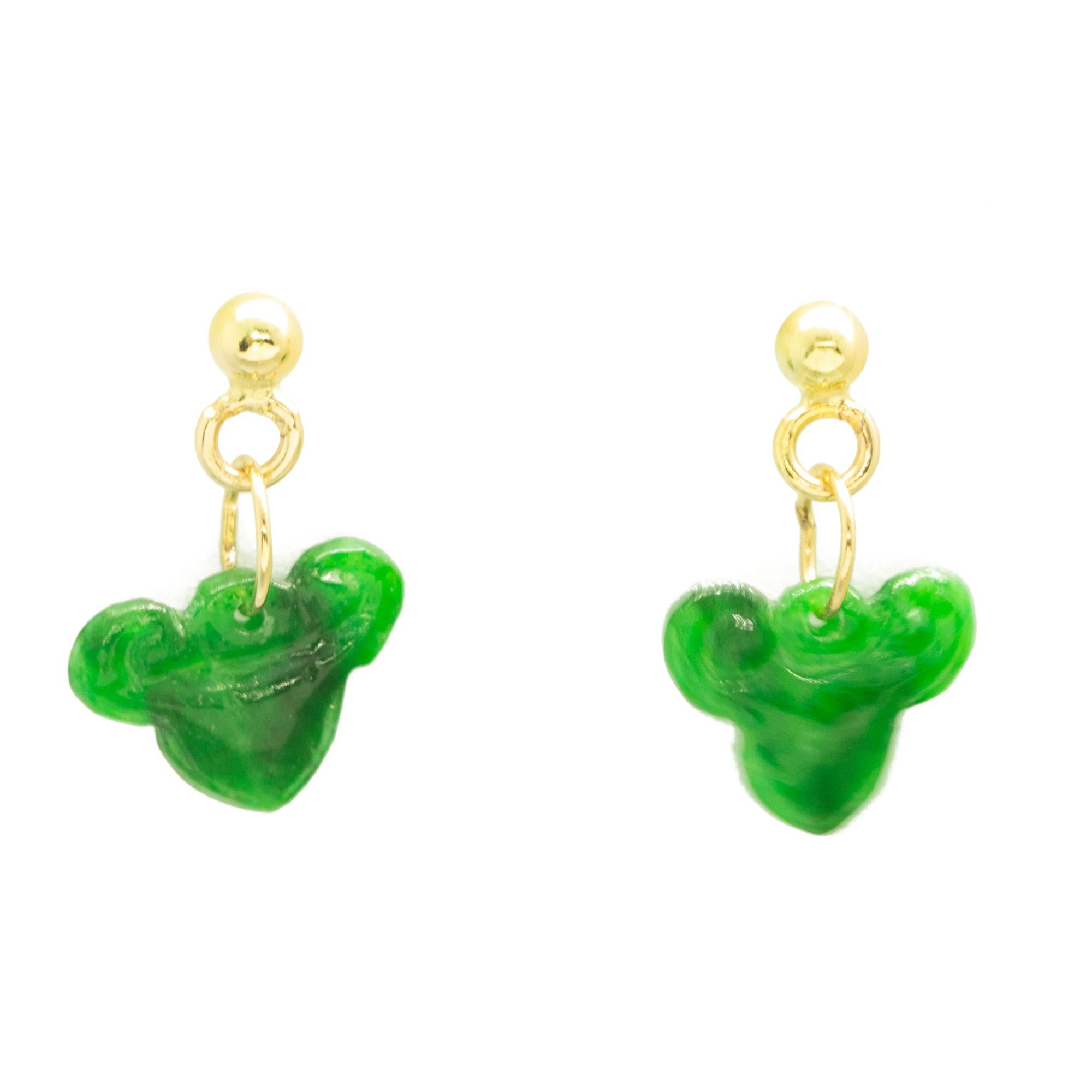 Stunning 18 karat yellow gold earrings embellished by outstanding natural jade carvings. 
 
Made in Italy jewellery with Natural Precious Stones.

• 18 karat yellow gold
• Jade Carvings: 1.0 x 0.8 cm
• Total length: 1.8 cm
• Total weight: 1.6 g,