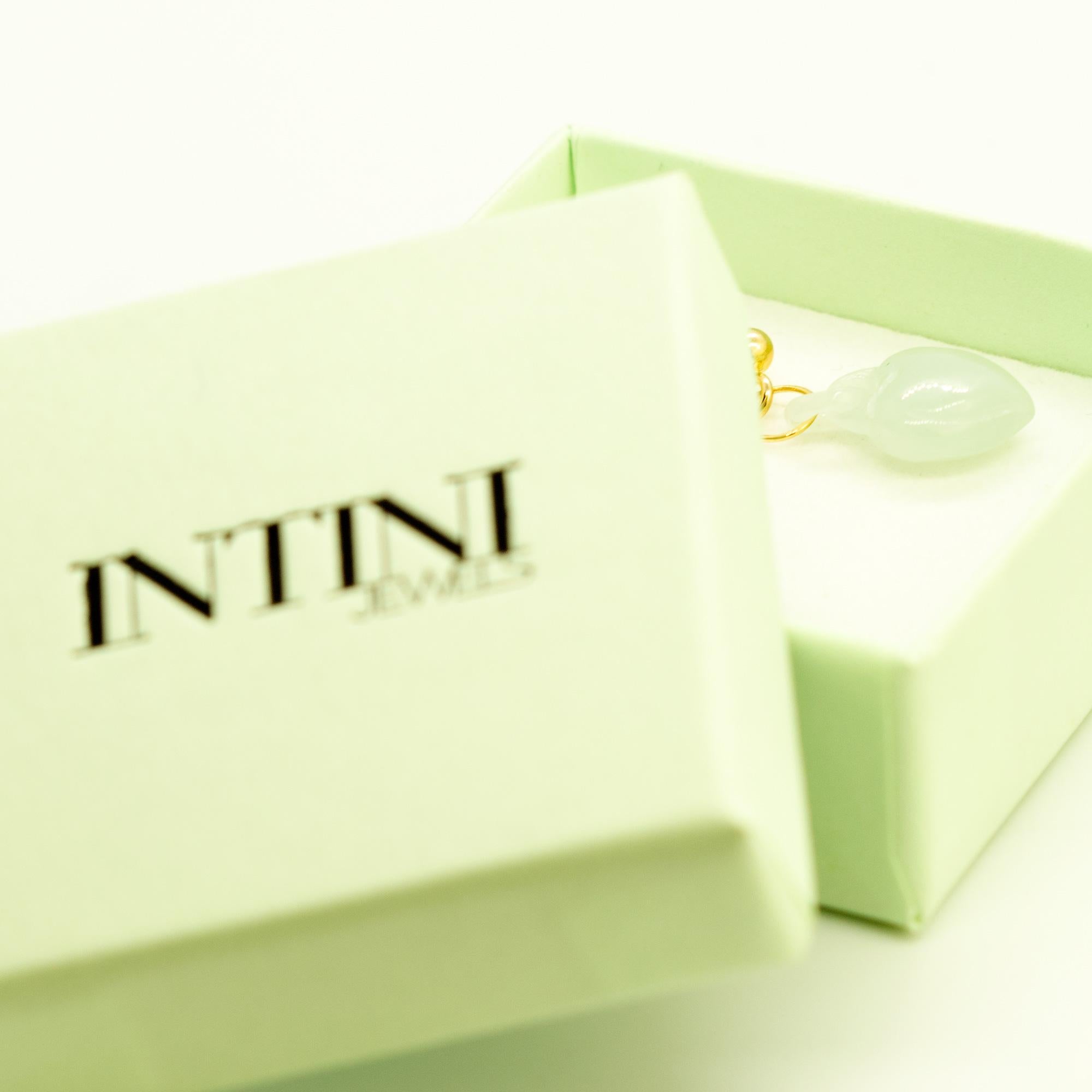 Superbes boucles d'oreilles en or jaune 18 carats, agrémentées de remarquables sculptures en jade naturel. 
 
Bijoux fabriqués en Italie avec des pierres précieuses naturelles.

• or jaune 18 karat
• Sculptures en jade : 1.6 x 1,0 cm
• Longueur