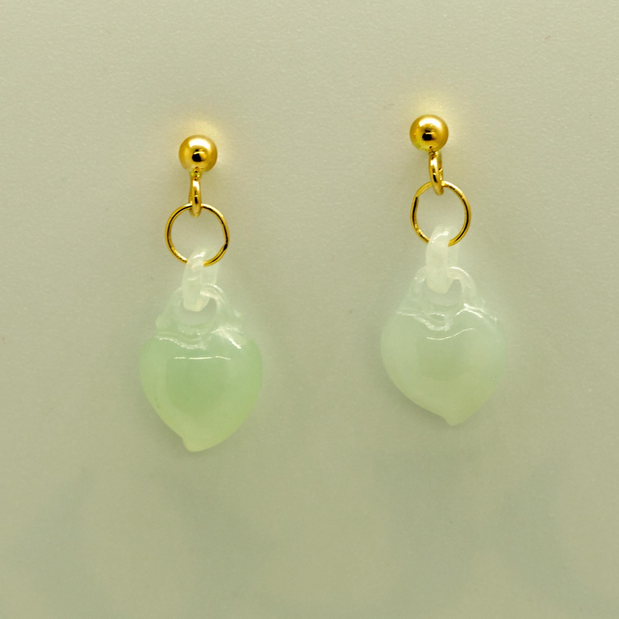 Taille mixte Pendants d'oreilles en or jaune 18 carats avec cœurs en jadéite naturelle sculptée Intini Jewels en vente