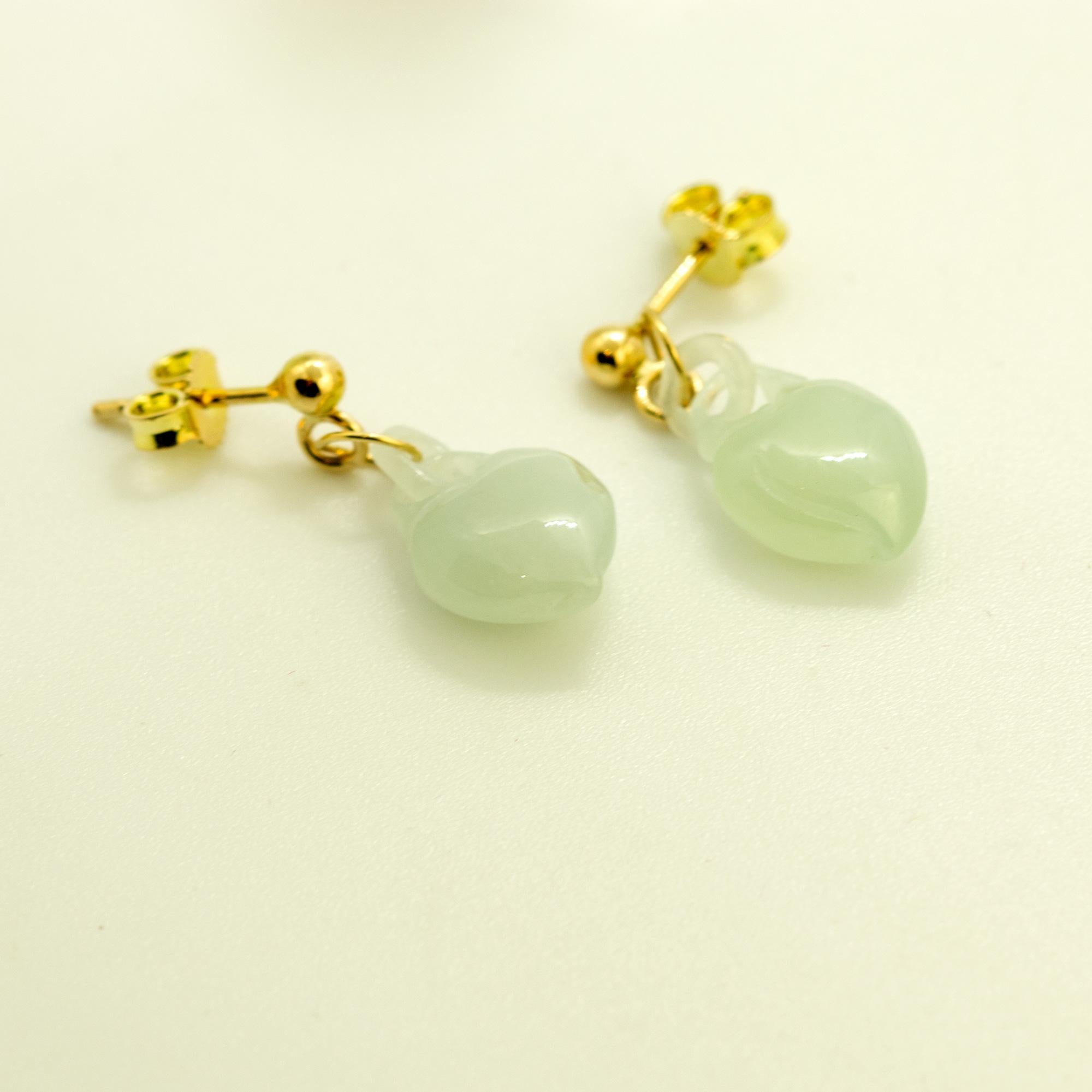 Pendants d'oreilles en or jaune 18 carats avec cœurs en jadéite naturelle sculptée Intini Jewels Unisexe en vente