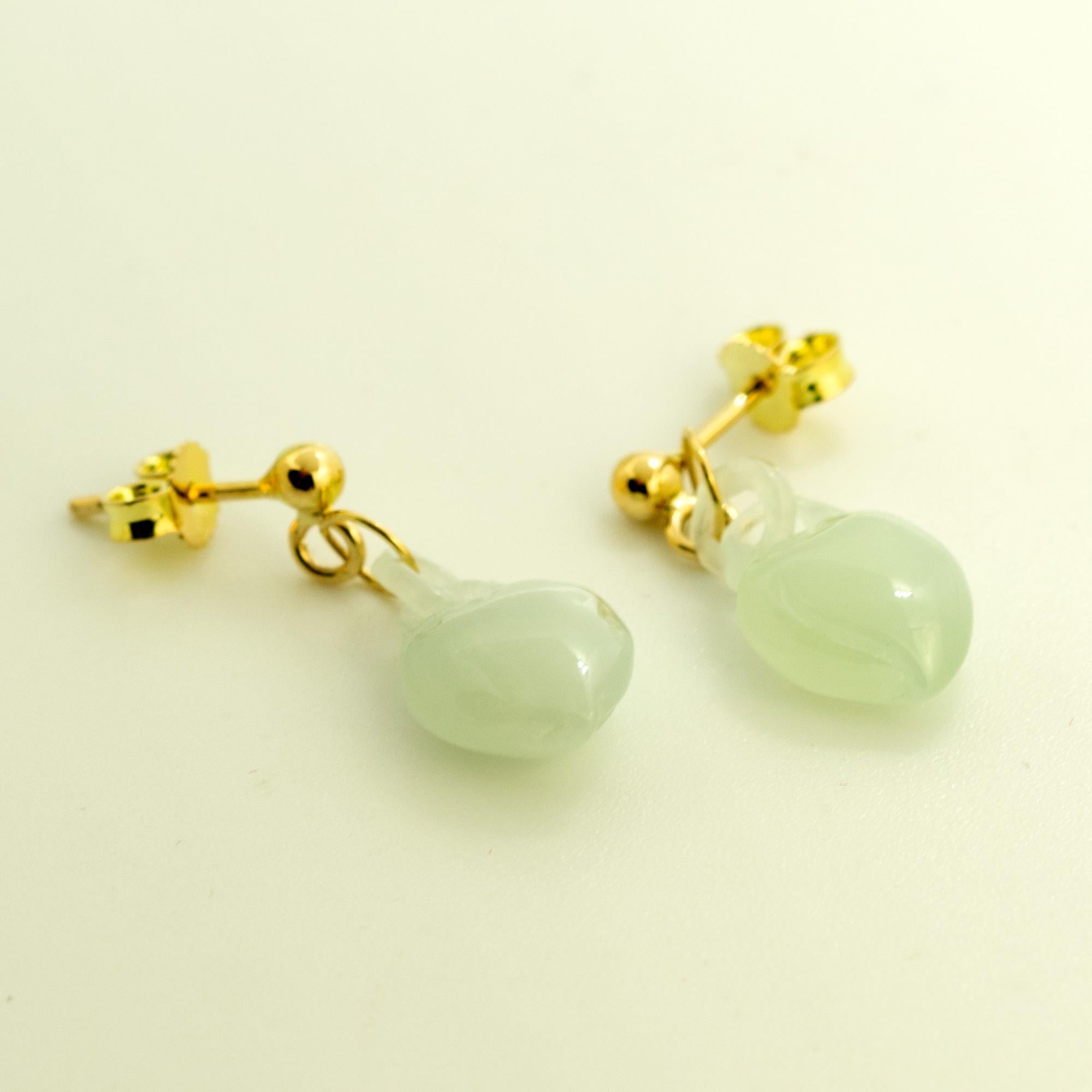 Pendants d'oreilles en or jaune 18 carats avec cœurs en jadéite naturelle sculptée Intini Jewels en vente 1