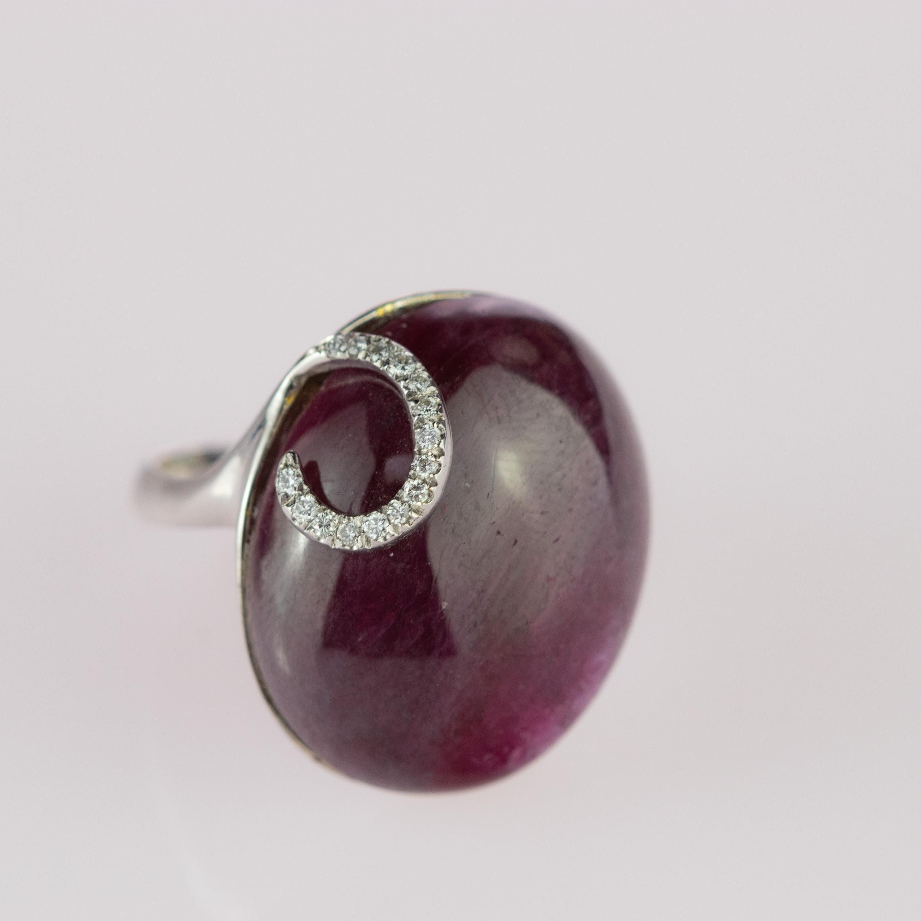 Femenino o masculino Anillo Deco Intini Jewels de Oro de 18 Kilates con Cabujón de Rubí Natural Tallado y Gancho de Diamante en venta