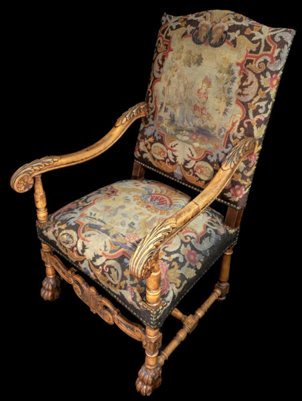 Chaise sculptée avec des pieds en forme de pattes de lion et une tapisserie à l'aiguille. La tapisserie présente deux personnages sur le dossier et deux oiseaux sur l'assise. Mesures : 46