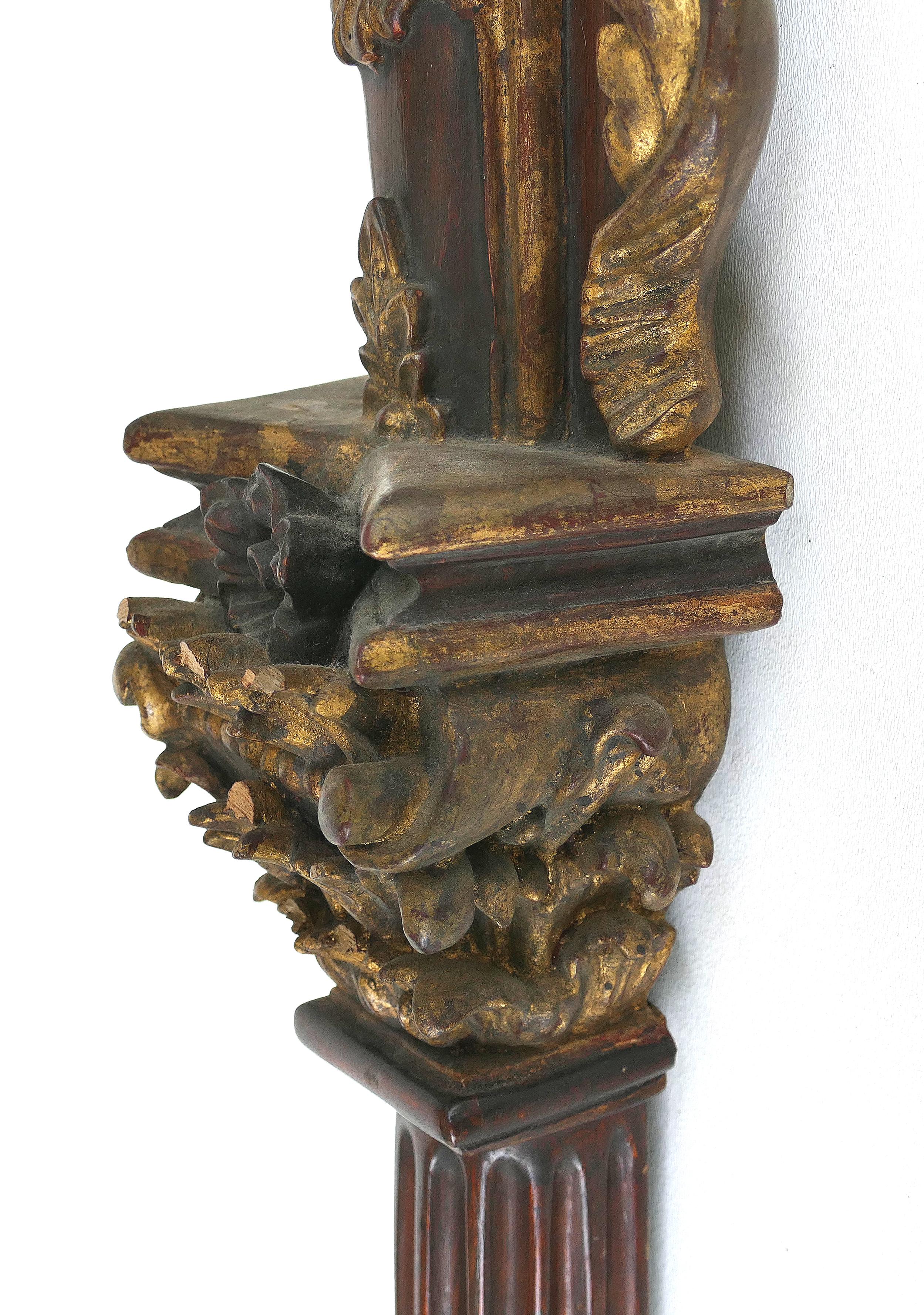 Miroir néoclassique sculpté en bois doré avec colonnes corinthiennes et feuilles d'Acanthus en vente 1