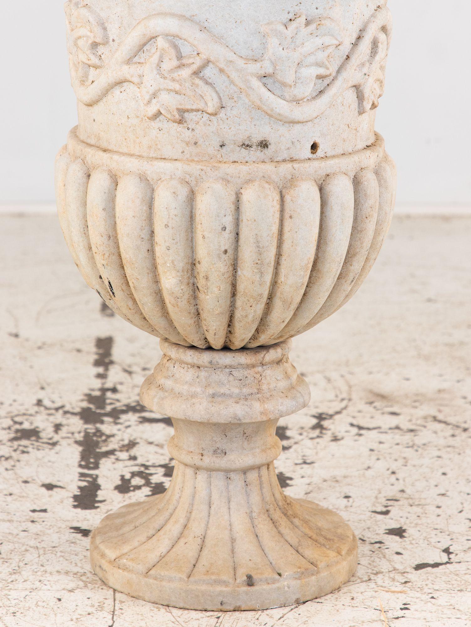 Carved Neoclassical Marble Urn, Italy Early 20th C. In Good Condition For Sale In South Salem, NY
