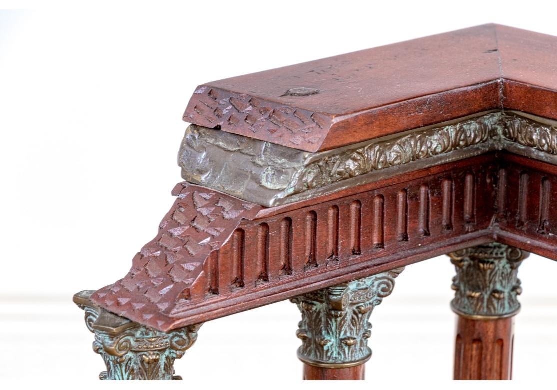 Élément architectural néoclassique en bois et bronze sculpté après le Grand Tour État moyen - En vente à Bridgeport, CT