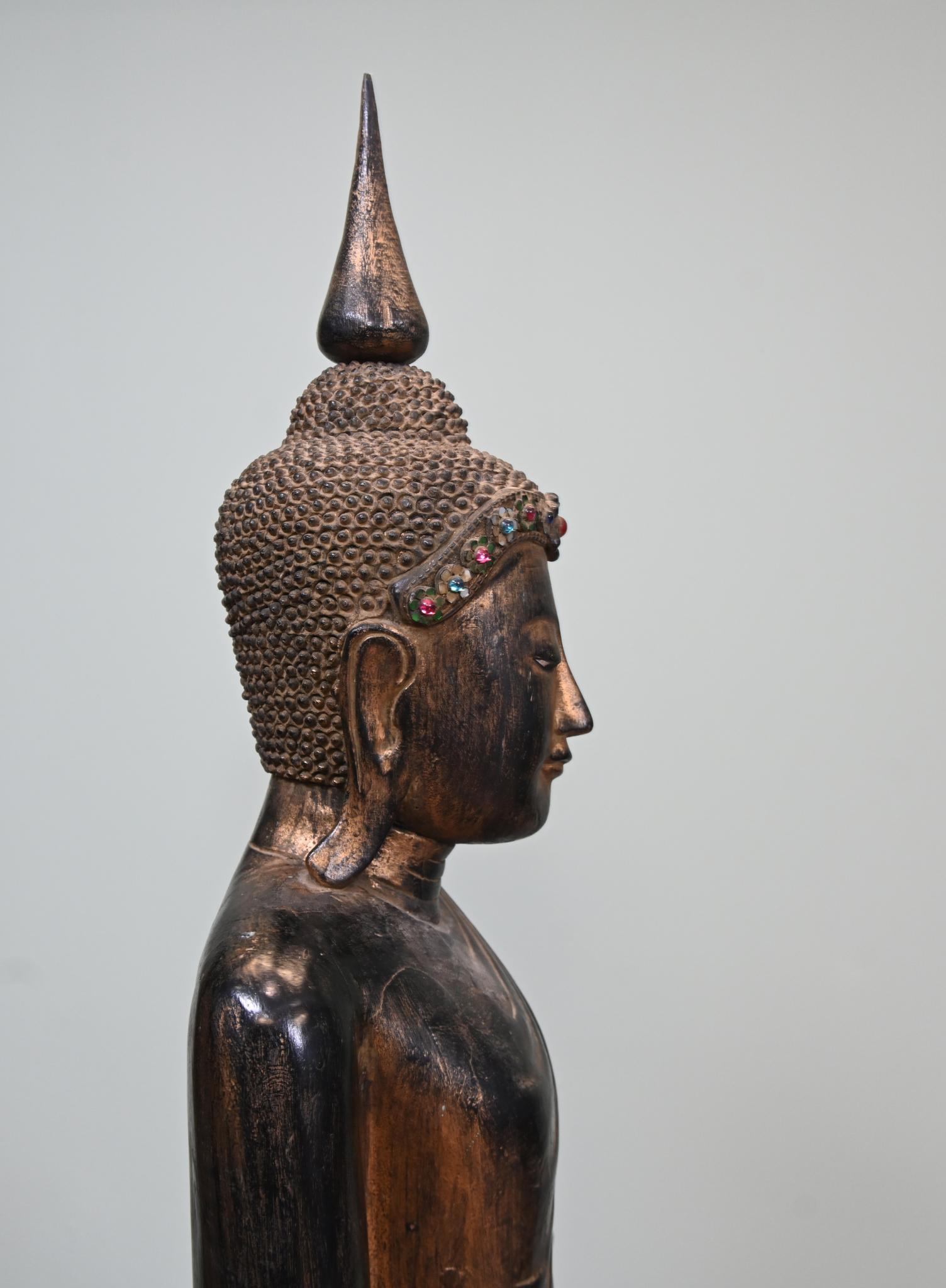 Statua di Buddha nepalese scolpita Scultura buddista Nepal in vendita 7