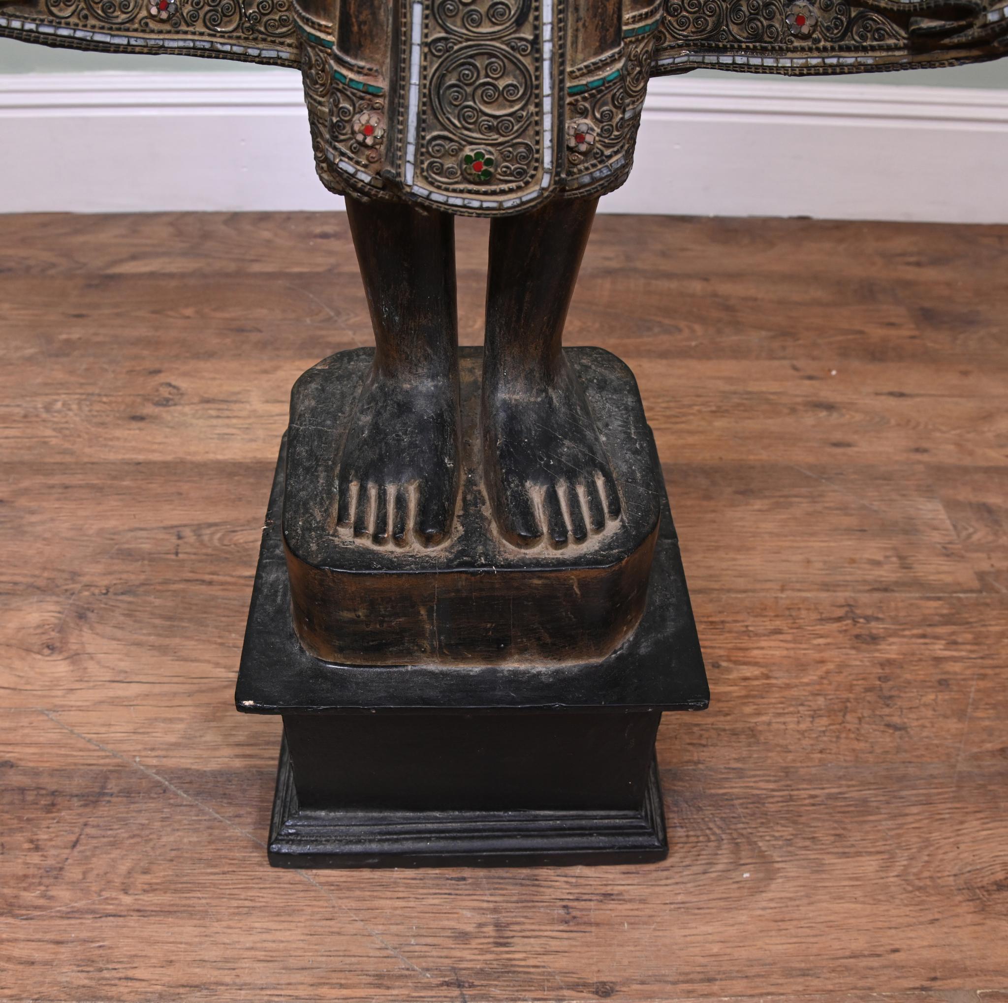 Statua di Buddha nepalese scolpita Scultura buddista Nepal in vendita 11